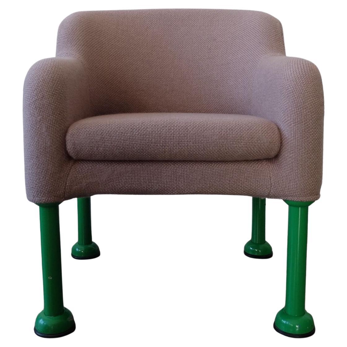 Poltrona in tessuto grigio e gambe in metallo verniciate di Rossi di Albizzate, 1990

Poltrona in tessuto grigio e gambe in metallo verde verniciate, form e colori tipici degli anni 90. Le design pourrait être attribué à Carlo Bartoli.

Excellentes