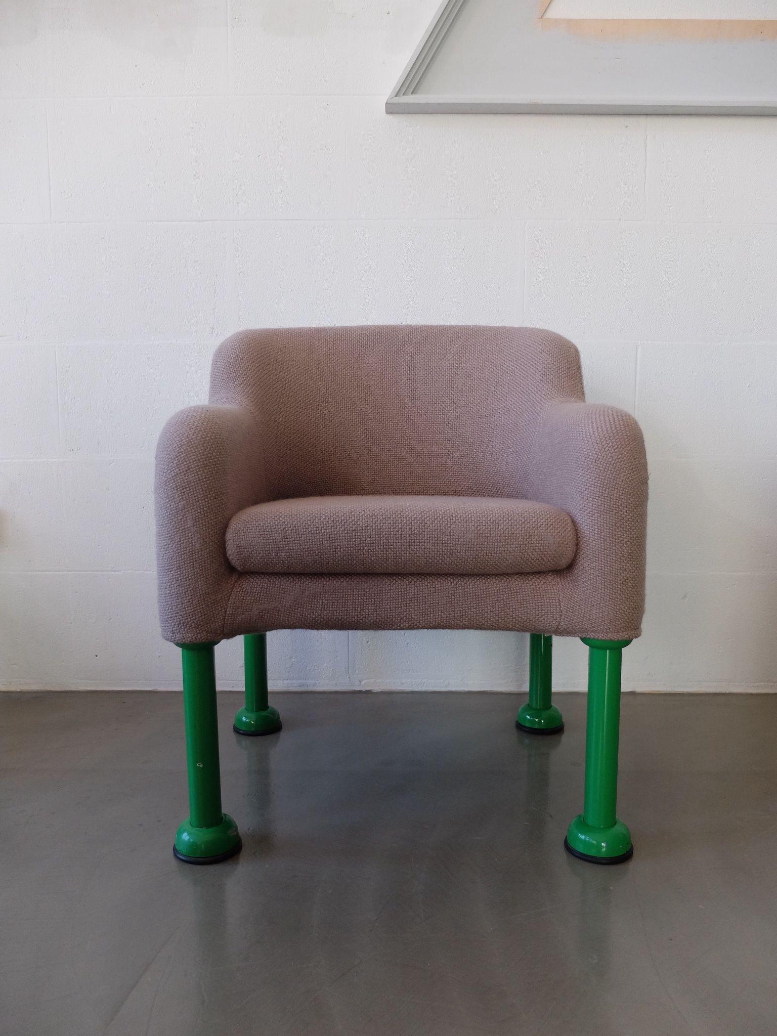 Postmoderne Poltrona in tessuto grigio e gambe in metallo di Rossi di Albizzate, 1990 ca en vente