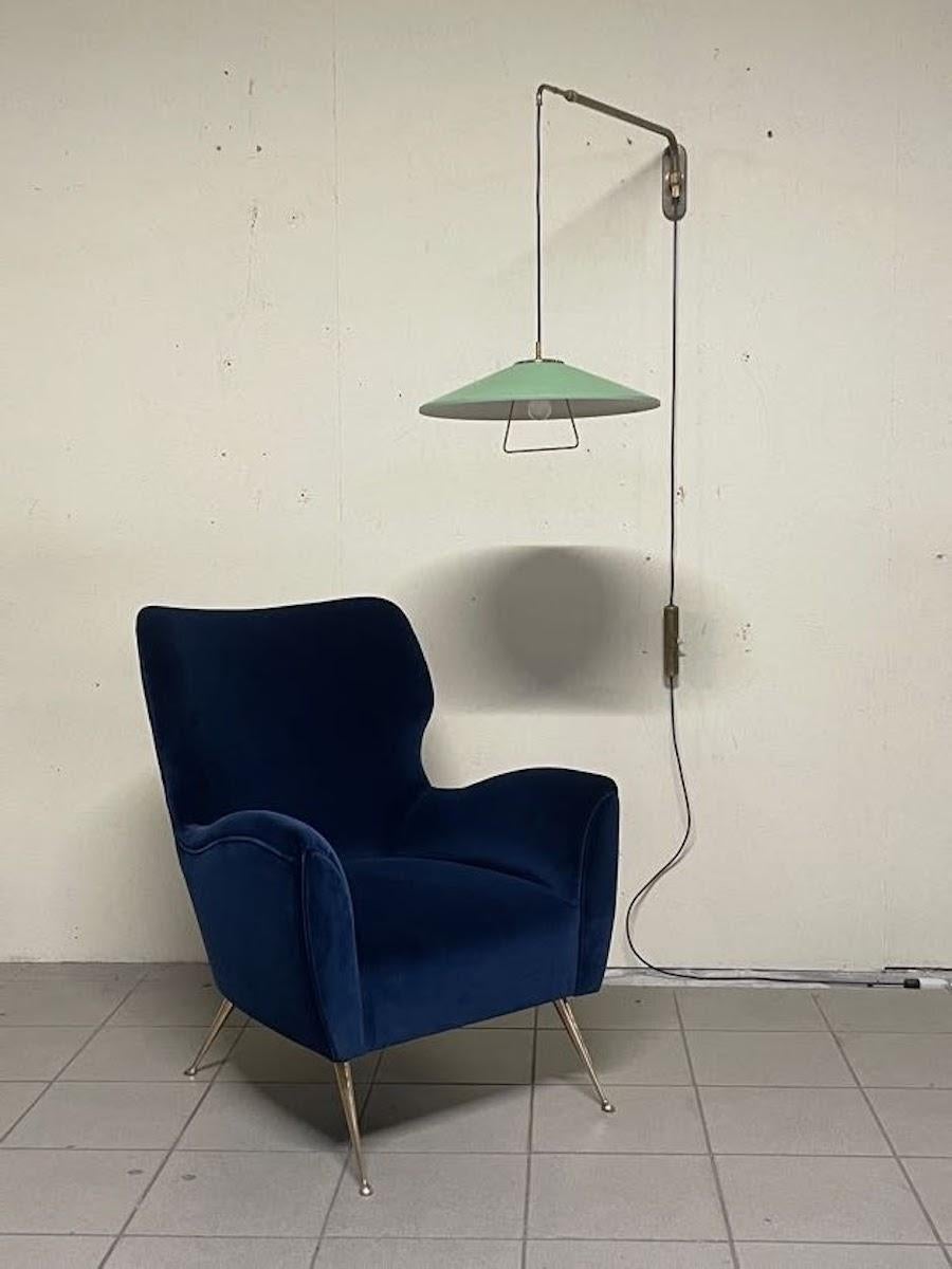 Sehr eleganter Bergersessel aus den 1950er Jahren aus blauem Samt.

Füße aus Messing und vollständig restauriert.

Sehr praktisch und klein, ideal für den Einbau in jeden Raum zu Hause oder im Büro.