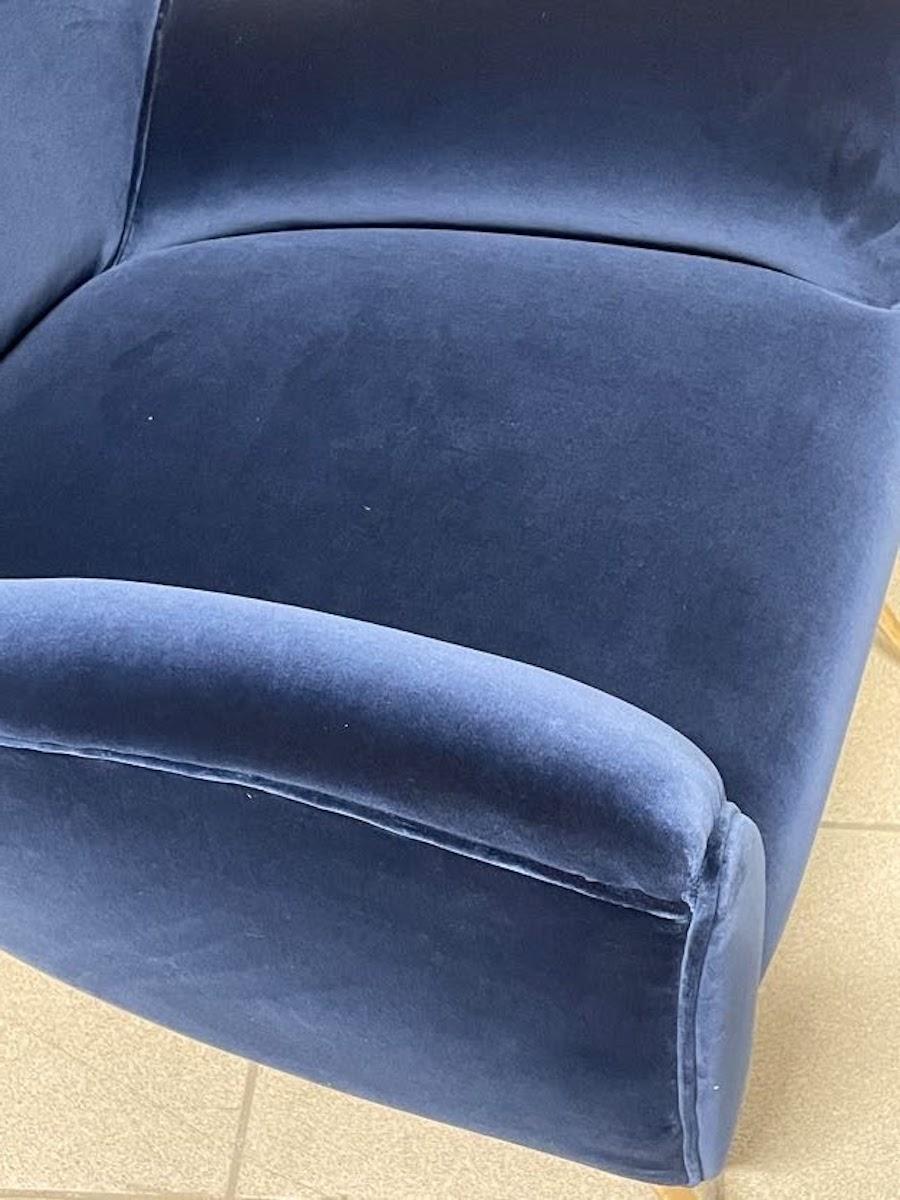 Blauer Samt-Sessel aus den 1950er Jahren im Angebot 13