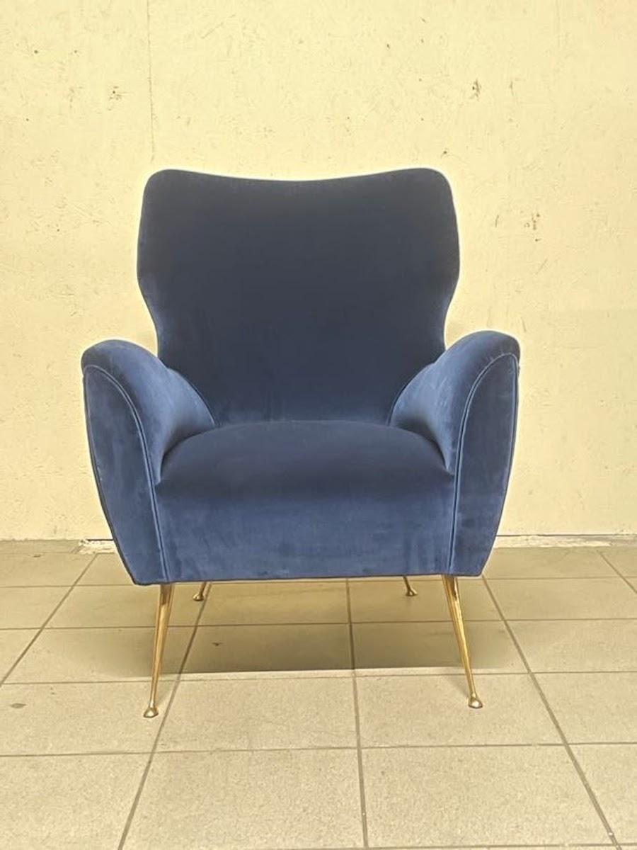 Blauer Samt-Sessel aus den 1950er Jahren (Messing) im Angebot