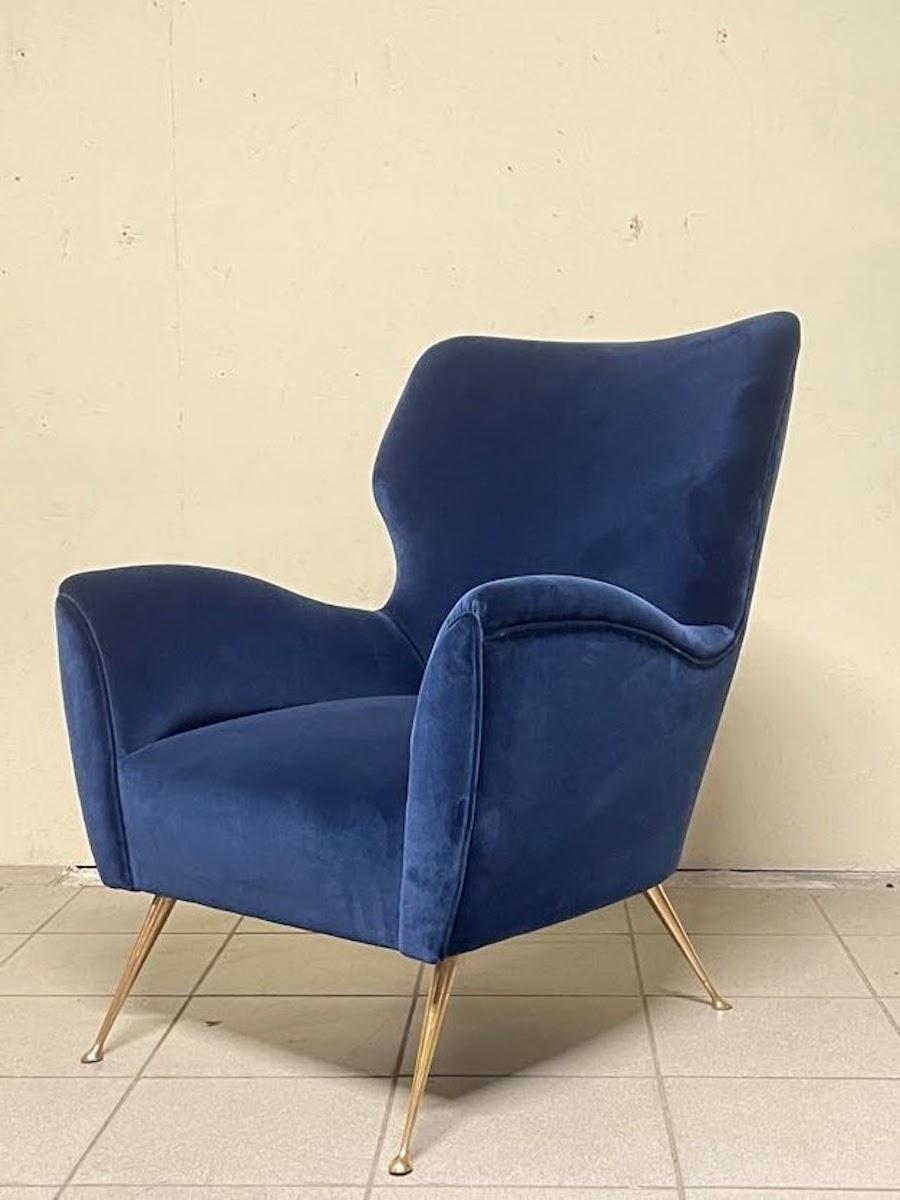 Blauer Samt-Sessel aus den 1950er Jahren im Angebot 1