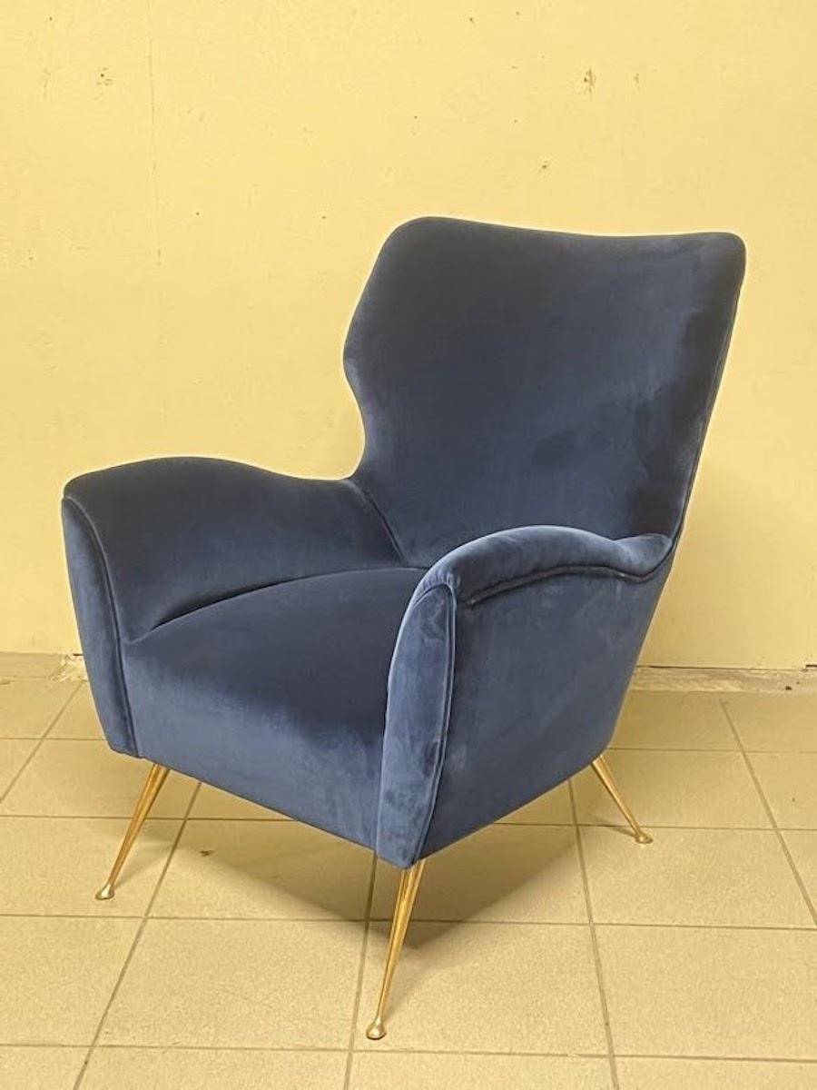 Blauer Samt-Sessel aus den 1950er Jahren im Angebot 2