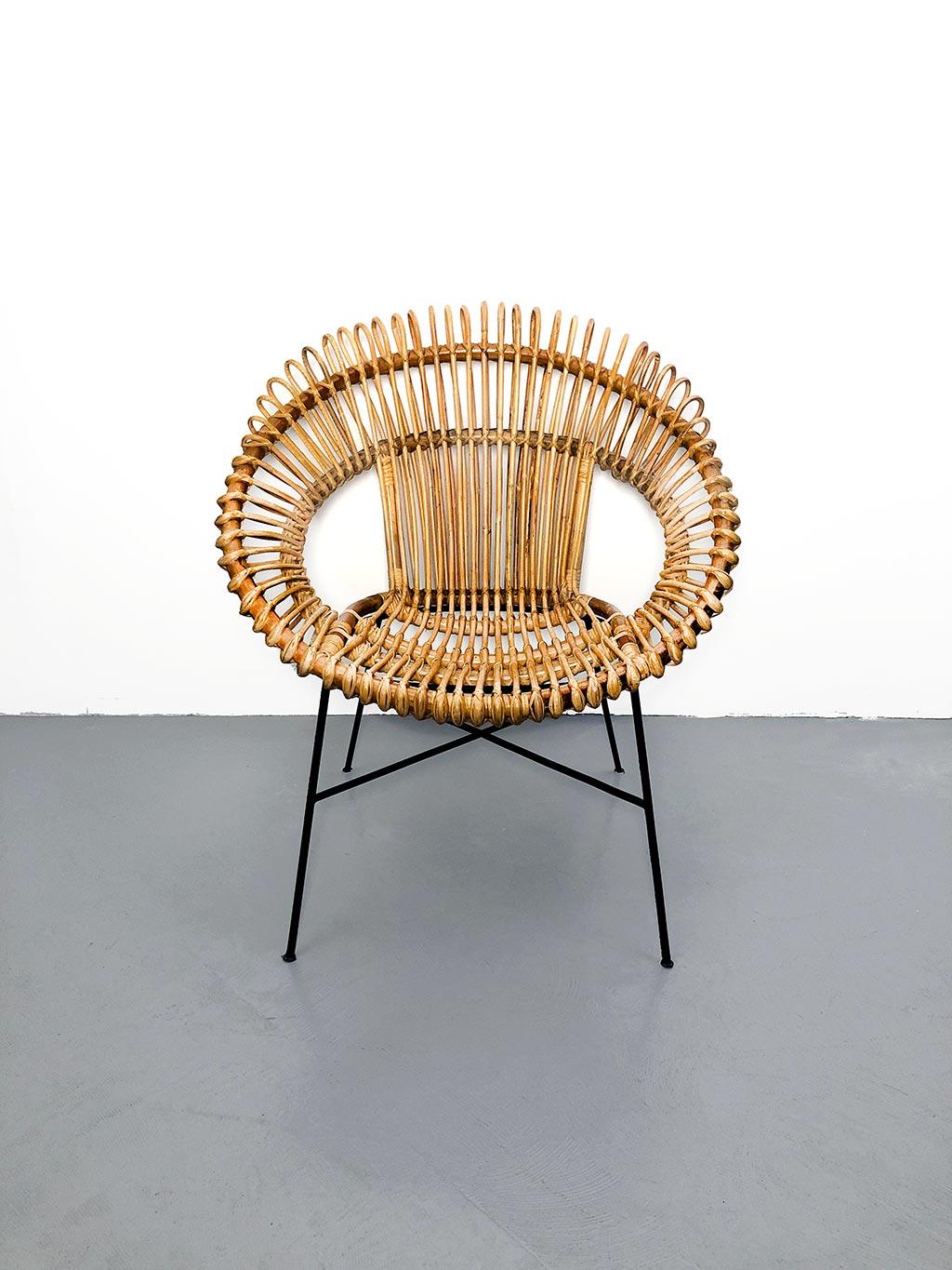 Mid-Century Modern Italian wicker armchair from the 1960s For Sale
