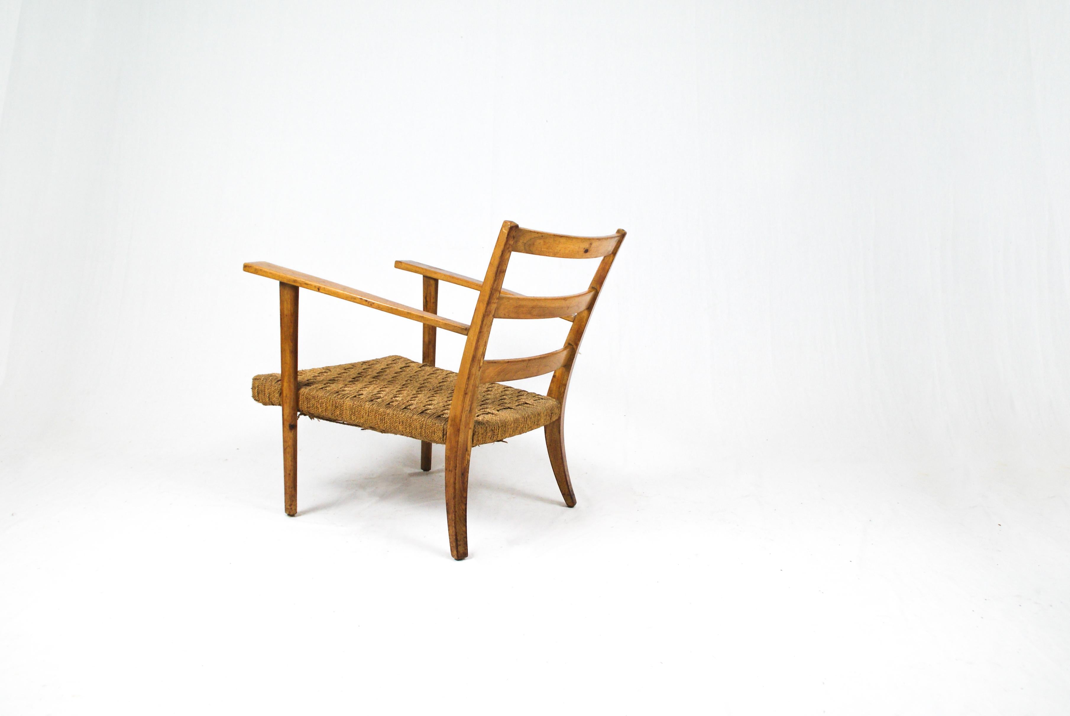 Italienischer Sessel aus den 1950er Jahren im Stil und in der Formgebung von Gio Ponti.

Elegantes Gestell mit geschwungenen Hinterbeinen, die die Rückenlehne begleiten, die sich zu einer bequemen und gemütlichen Sitzfläche ausdehnt. 

Die