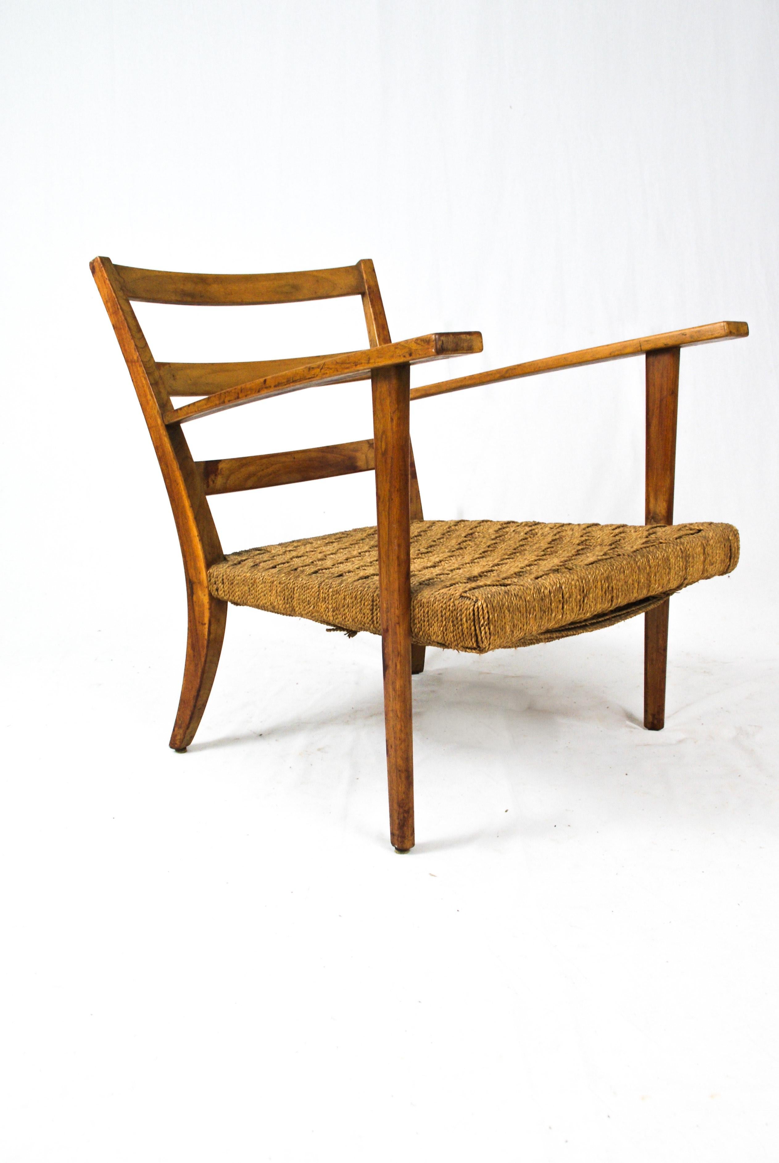 Mid-Century Modern 1950s Italian armchair in the manner of Gio Ponti  For Sale