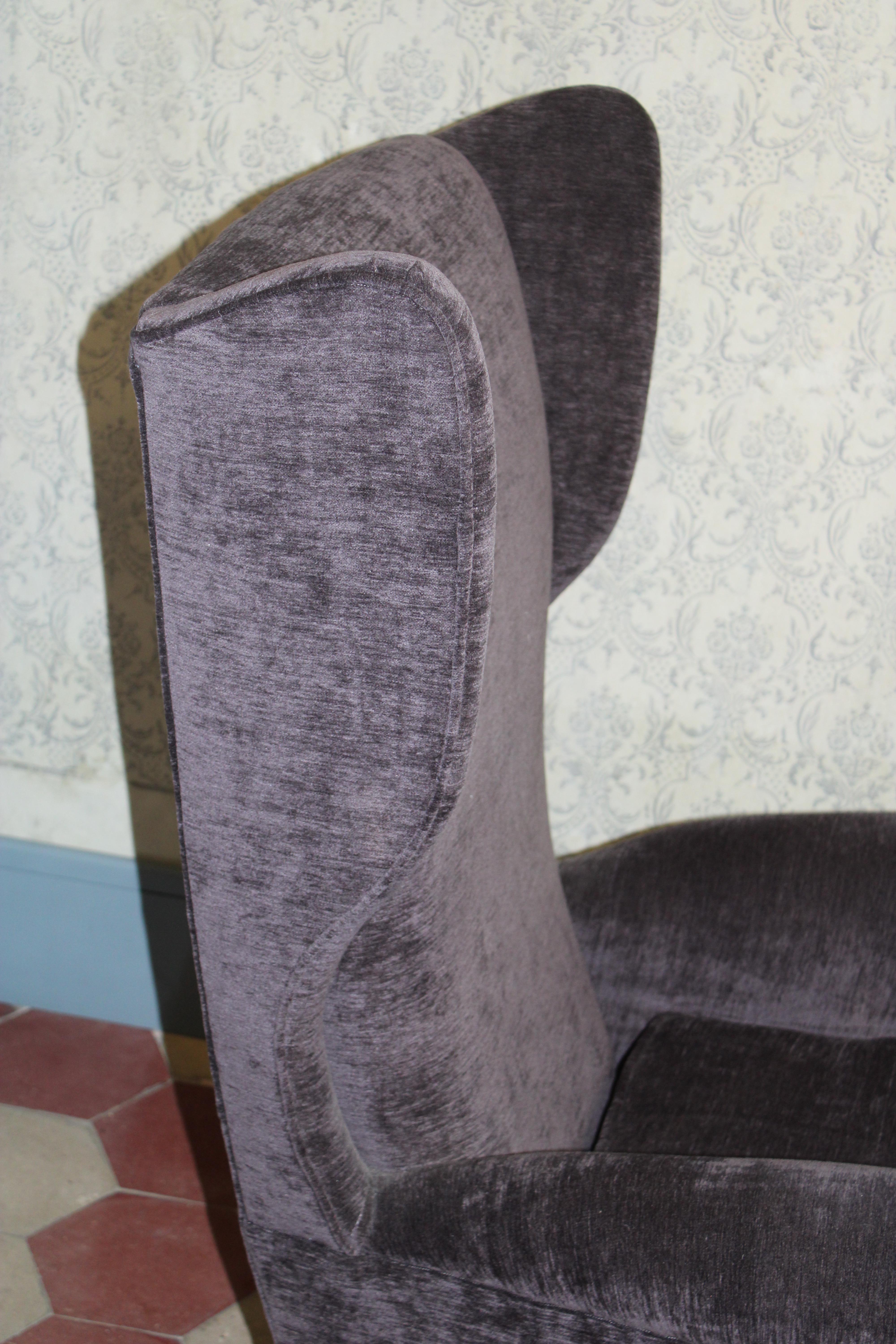 Fauteuil italien à oreilles Paolo Buffa 1950 Velours gris Pieds en bois en vente 4