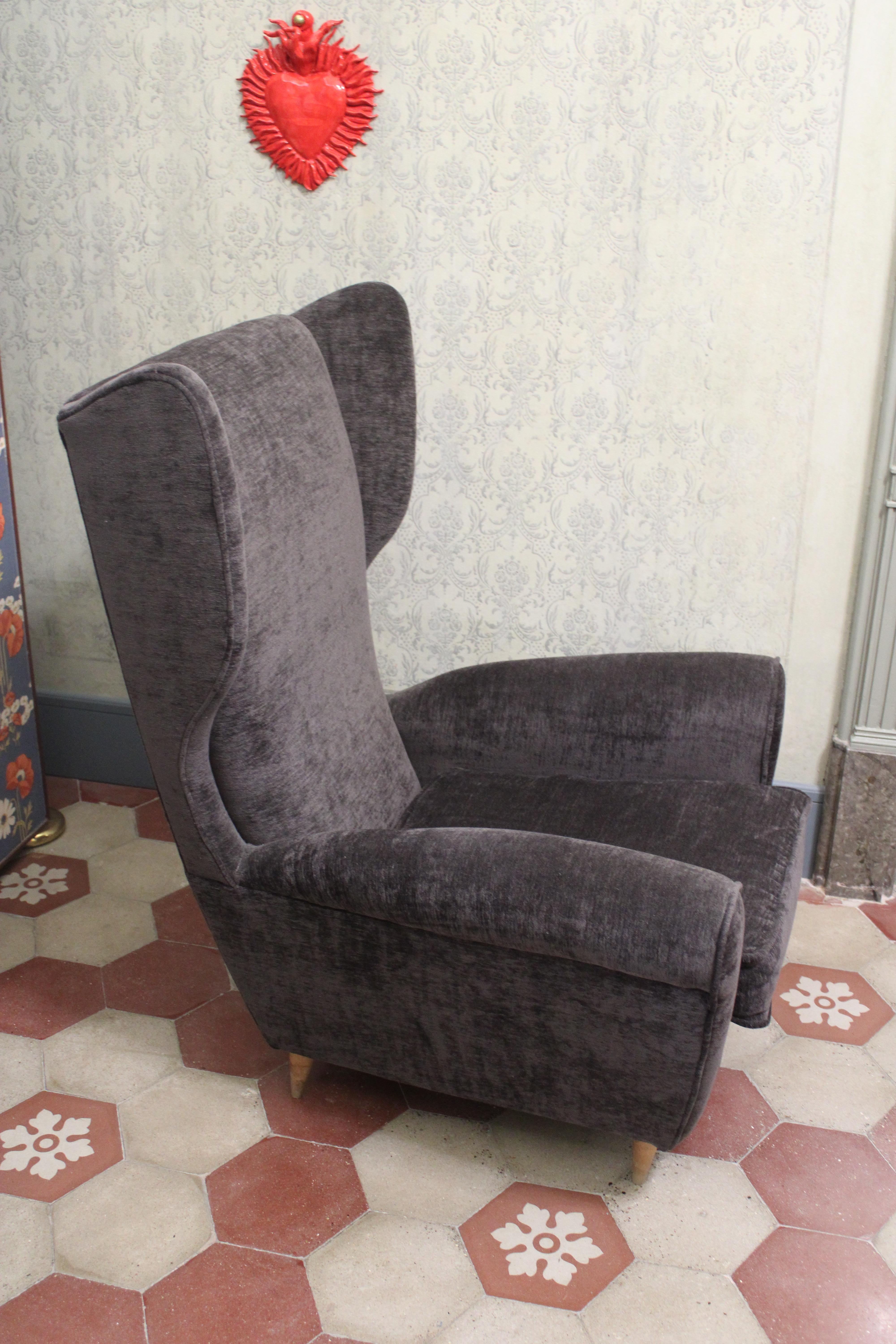Fauteuil italien à oreilles Paolo Buffa 1950 Velours gris Pieds en bois en vente 5