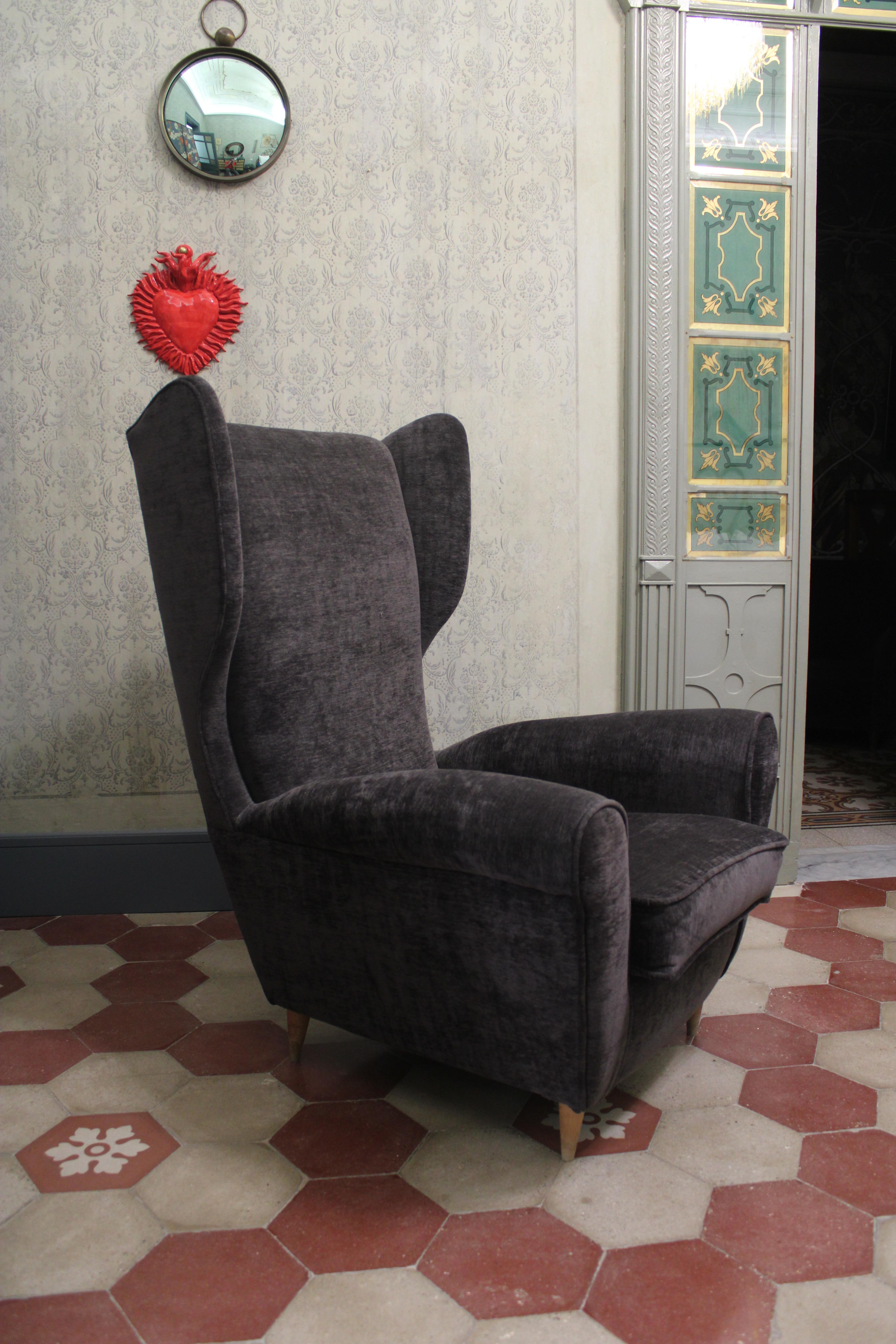 Fauteuil original des années 1950 à haut dossier avec moulure d'oreille typique du design du célèbre architecte Paolo Buffa. En velours gris foncé et pieds en bois clair 