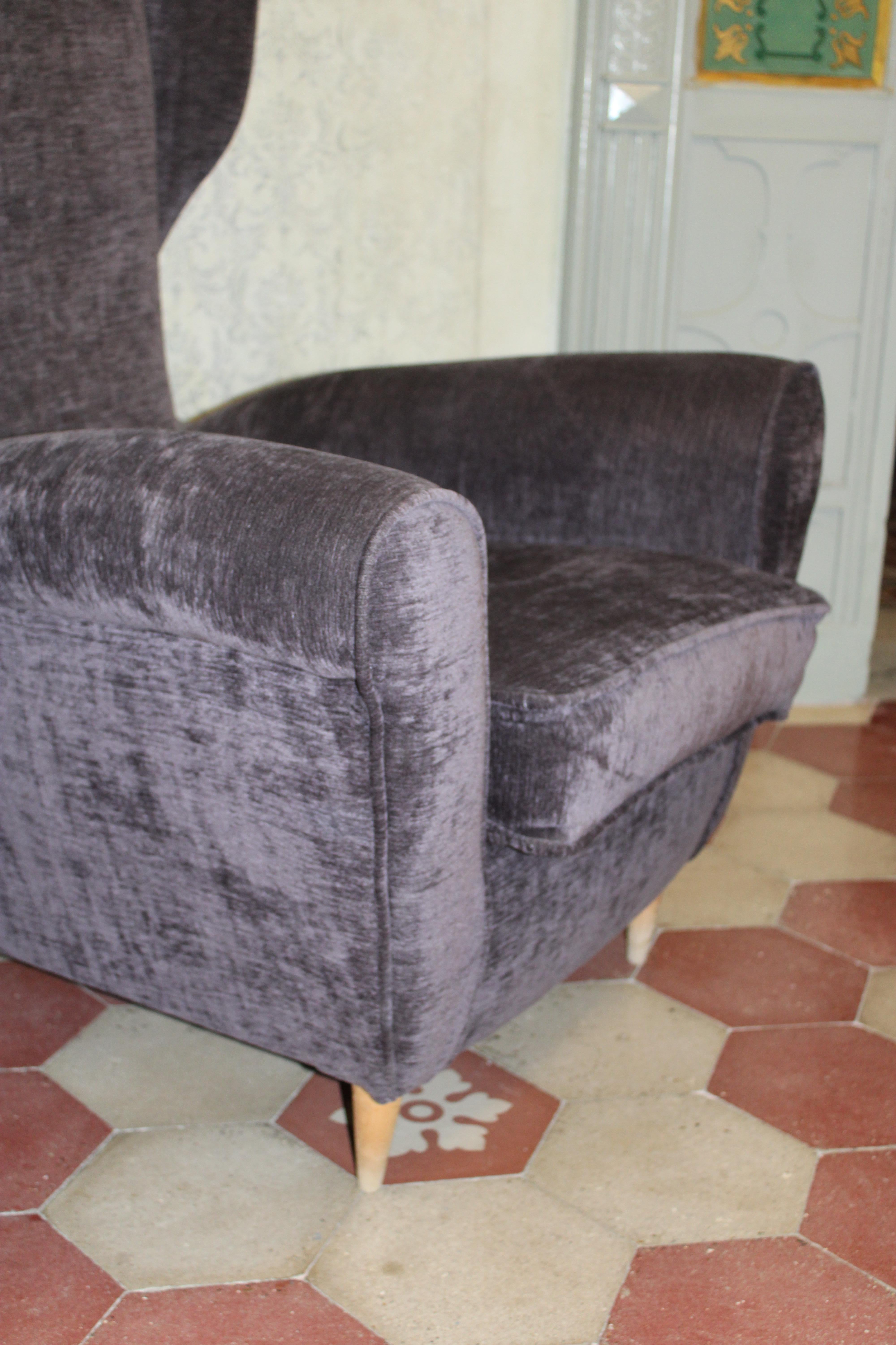 Fauteuil italien à oreilles Paolo Buffa 1950 Velours gris Pieds en bois Bon état - En vente à Palermo, Sicily