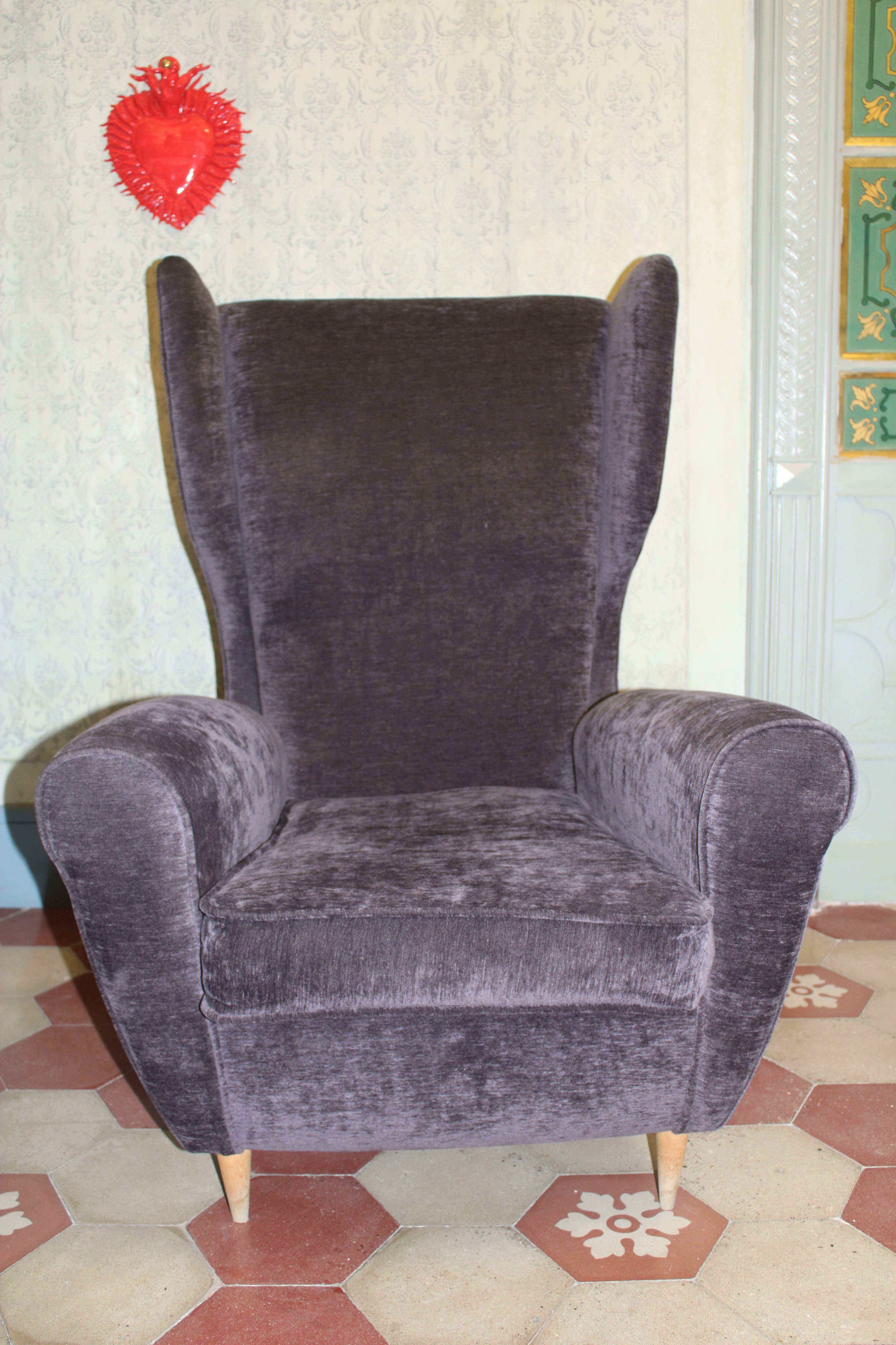 Mid-20th Century Fauteuil italien à oreilles Paolo Buffa 1950 Velours gris Pieds en bois en vente