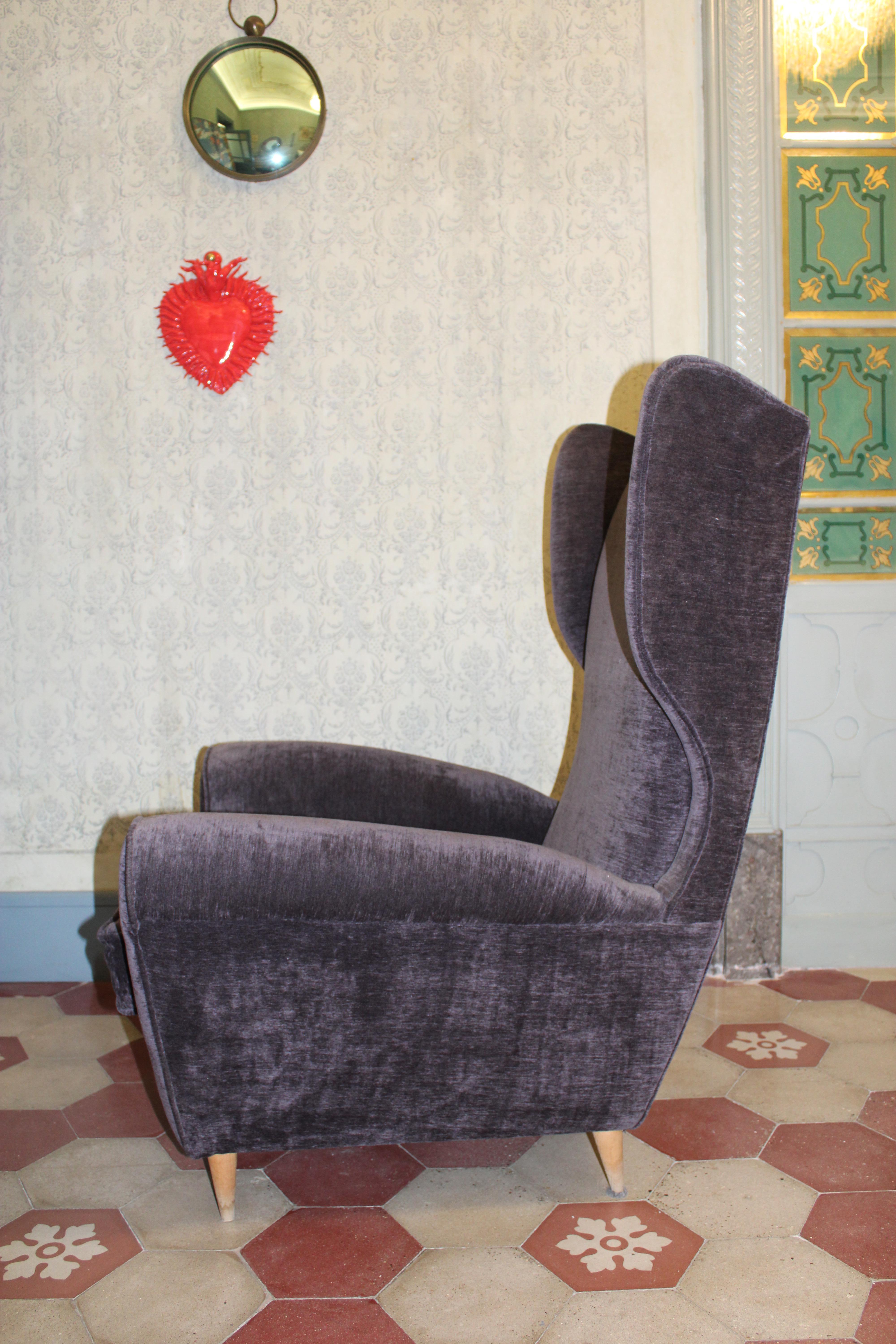 Fauteuil italien à oreilles Paolo Buffa 1950 Velours gris Pieds en bois en vente 1