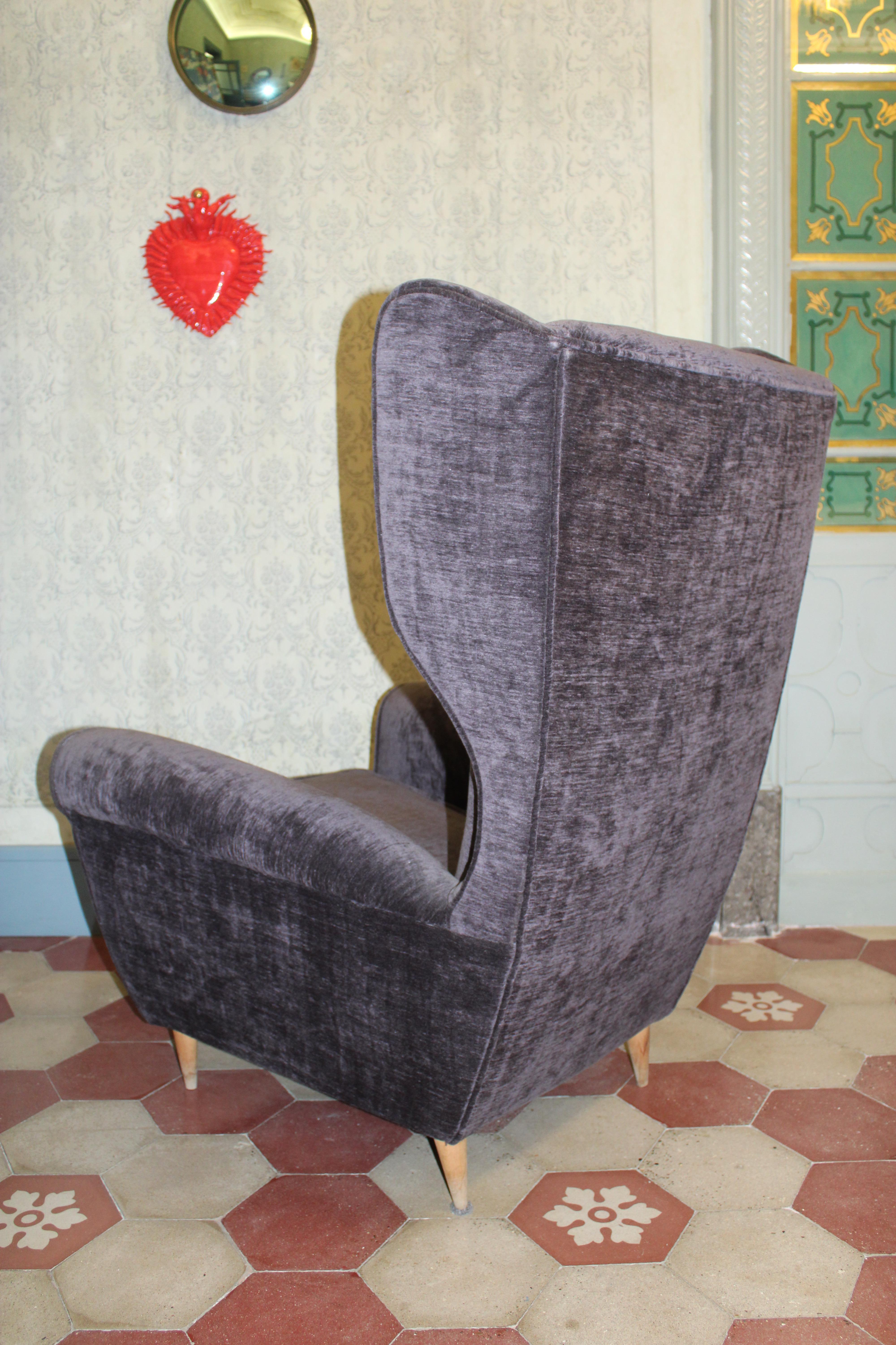 Fauteuil italien à oreilles Paolo Buffa 1950 Velours gris Pieds en bois en vente 2