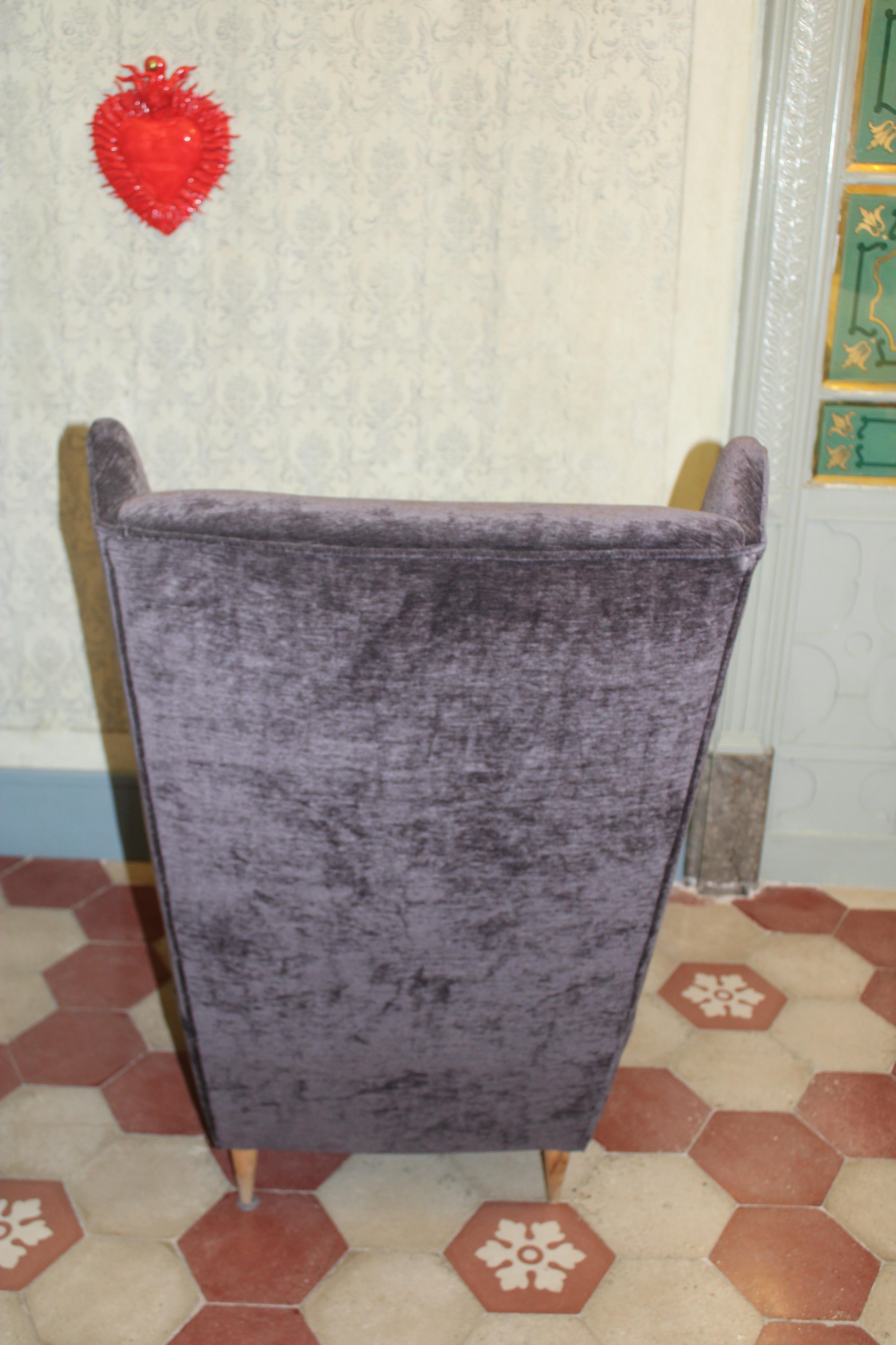 Fauteuil italien à oreilles Paolo Buffa 1950 Velours gris Pieds en bois en vente 3