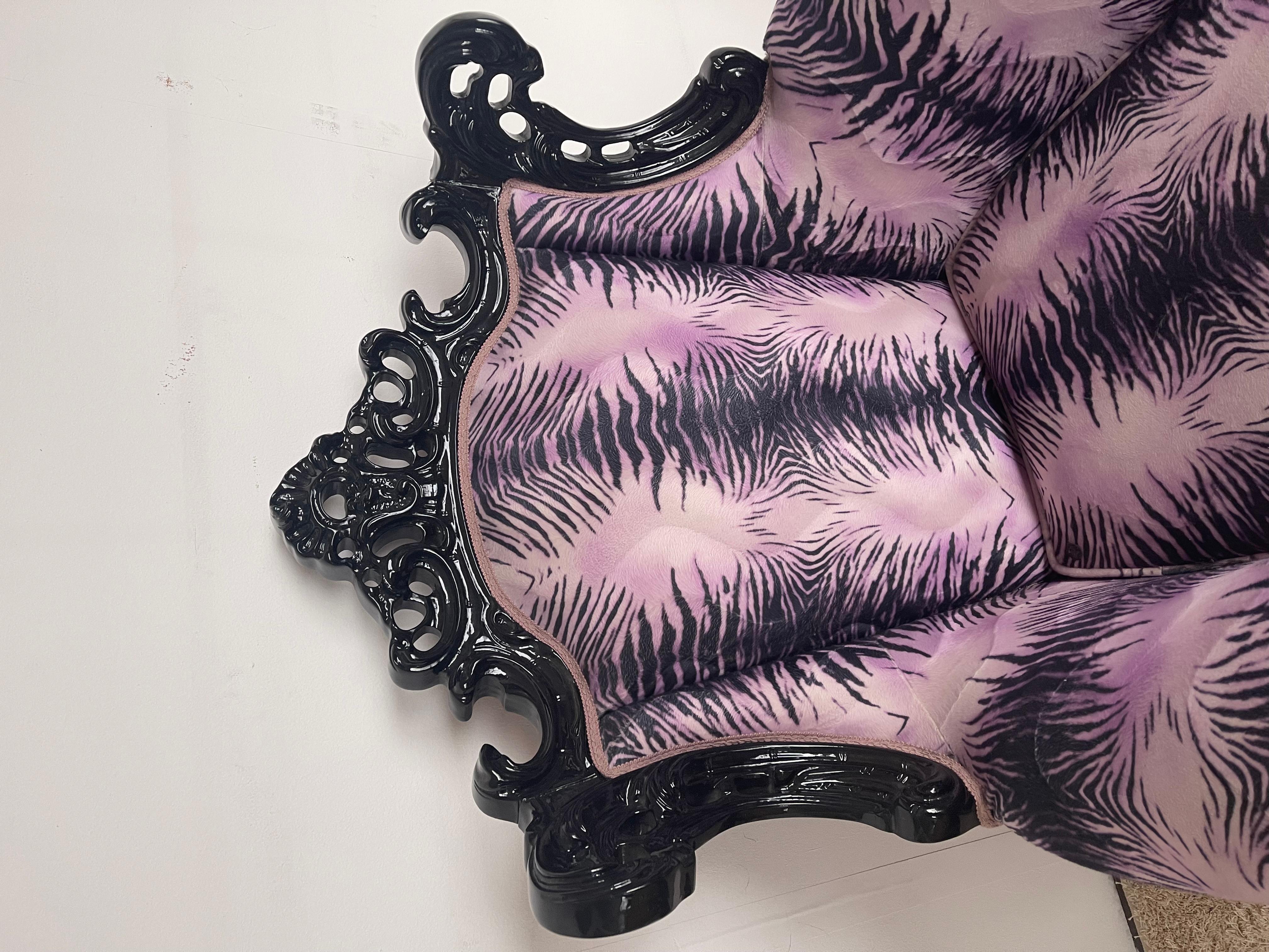 Italian French-style purple leopard print armchair by Domenico Rugiano In Excellent Condition For Sale In Cantù, IT