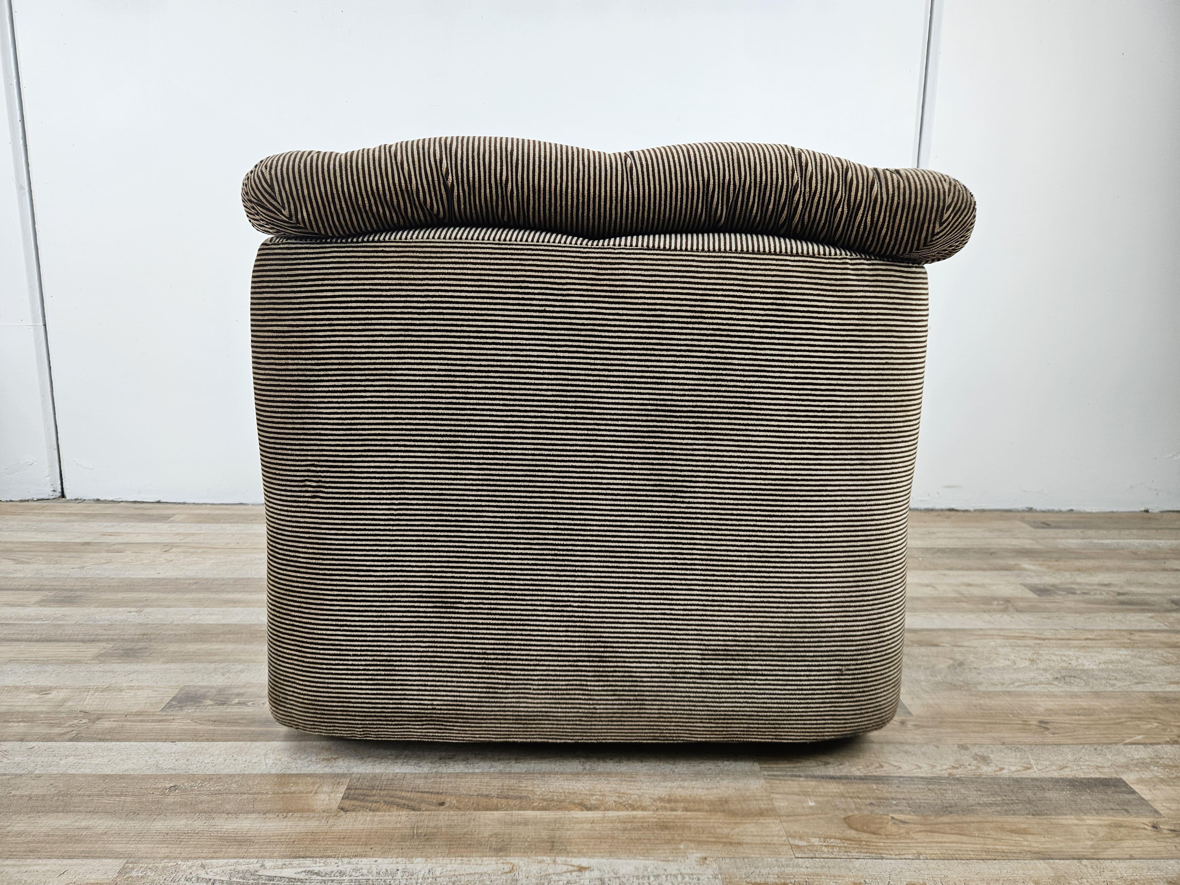 Sillón italiano de tela a rayas de 1970 Moderno de mediados de siglo en venta