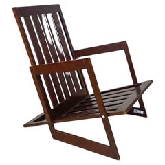 Moderner italienischer Sessel aus schrägen Holzlatten, um 1980.