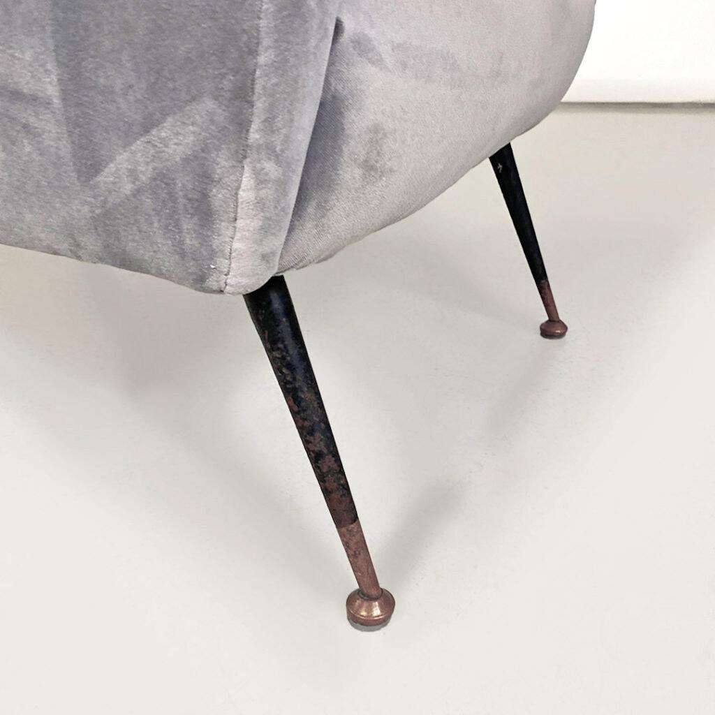 Poltrona moderna italiana in velluto grigio chiaro e gambe in metallo nero, anni '60.
Poltrona italiana e moderna, in velluto grigio chiaro con gambe in metallo nero, anni '60.
Poltrona con braccioli e struttura rivestiti in tessuto grigio balena e