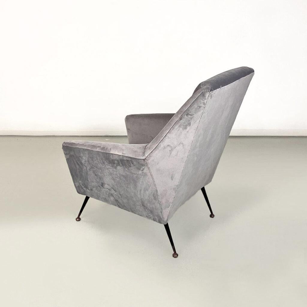 Metal Poltrona italiana moderna in velluto grigio chiaro e zampe in metallo nero 1960s For Sale