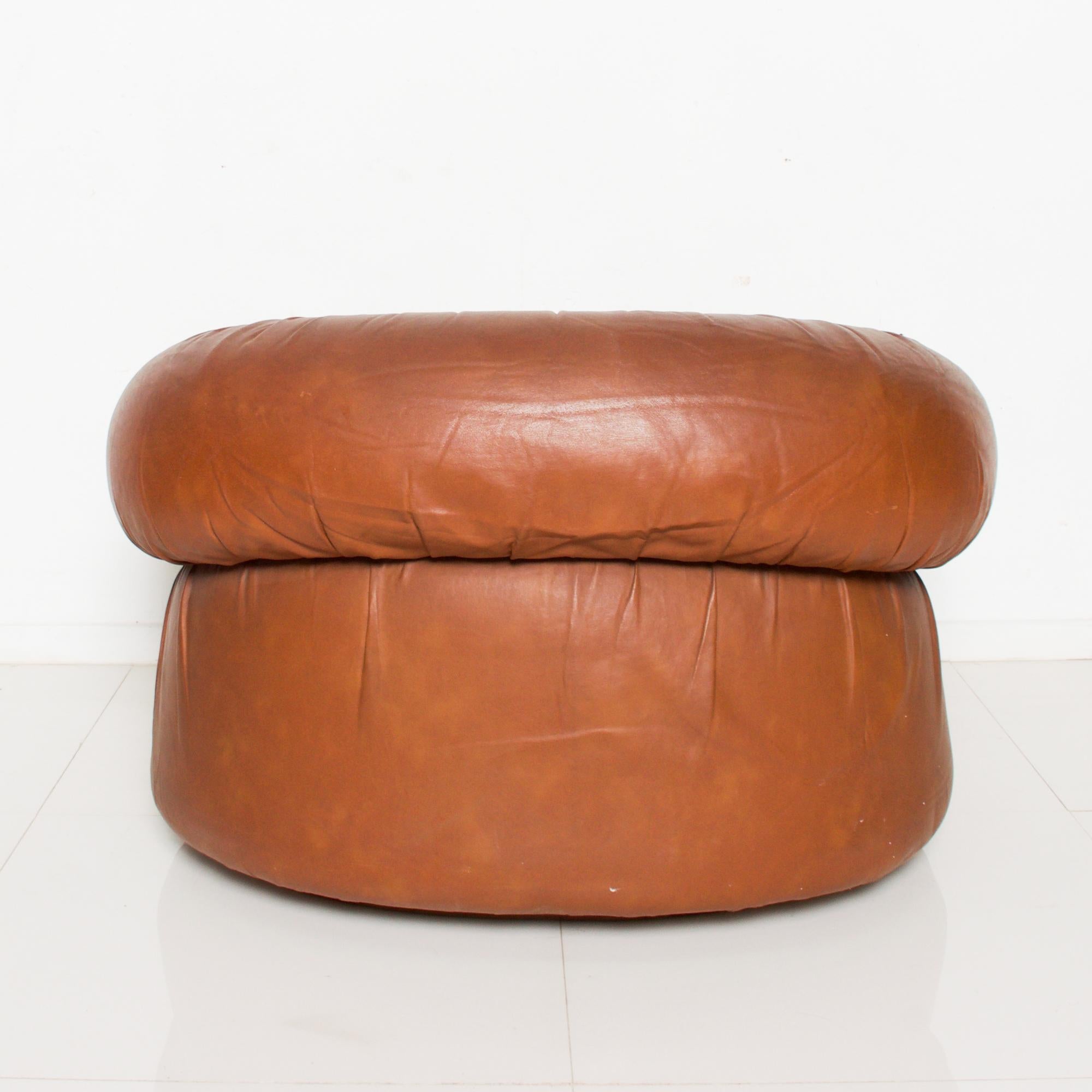 Poltrona Pair of Cognac Leather Lounge Chairs by Giuseppe Munari 1960s Italy In Good Condition In Chula Vista, CA