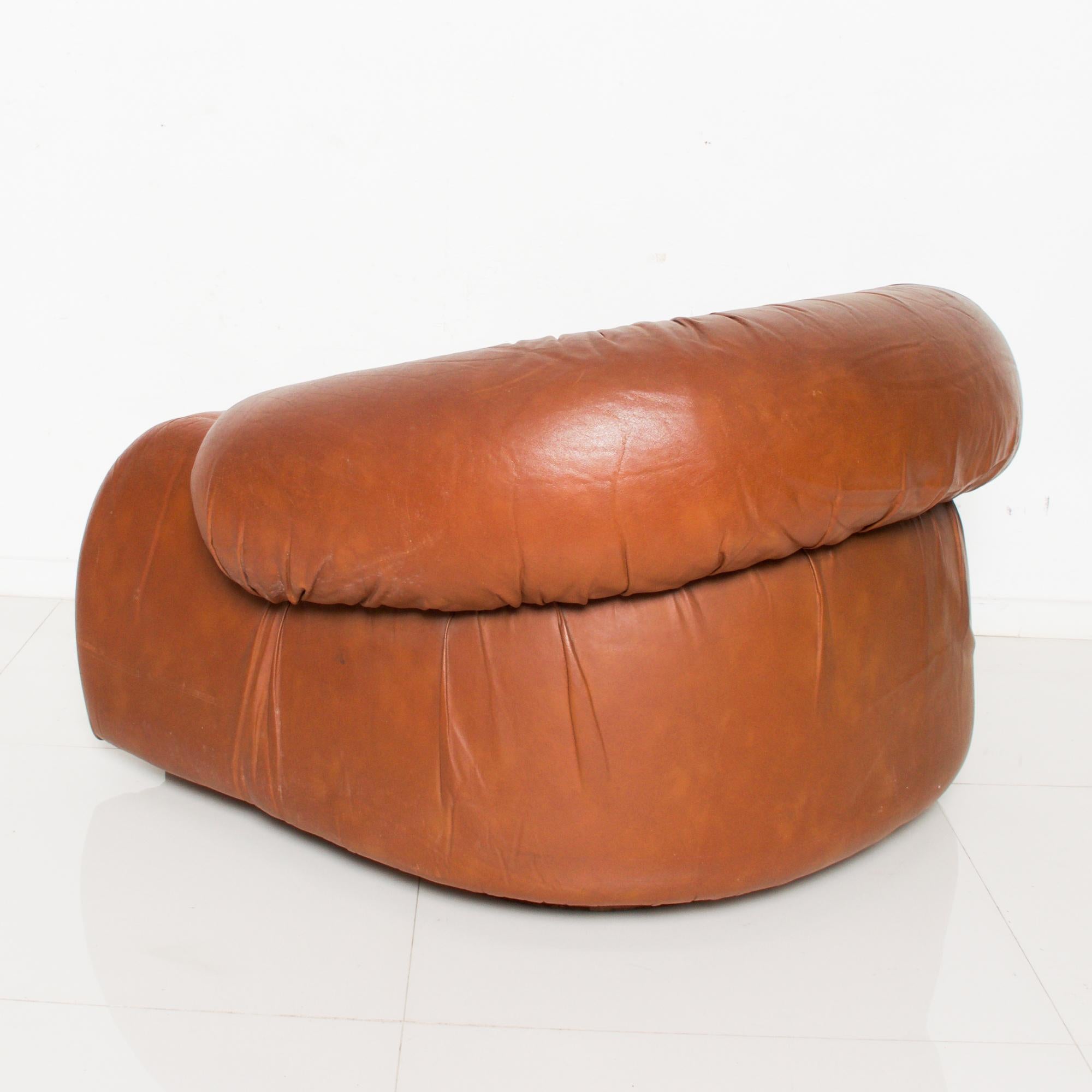 Mid-20th Century Poltrona Pair of Cognac Leather Lounge Chairs by Giuseppe Munari 1960s Italy