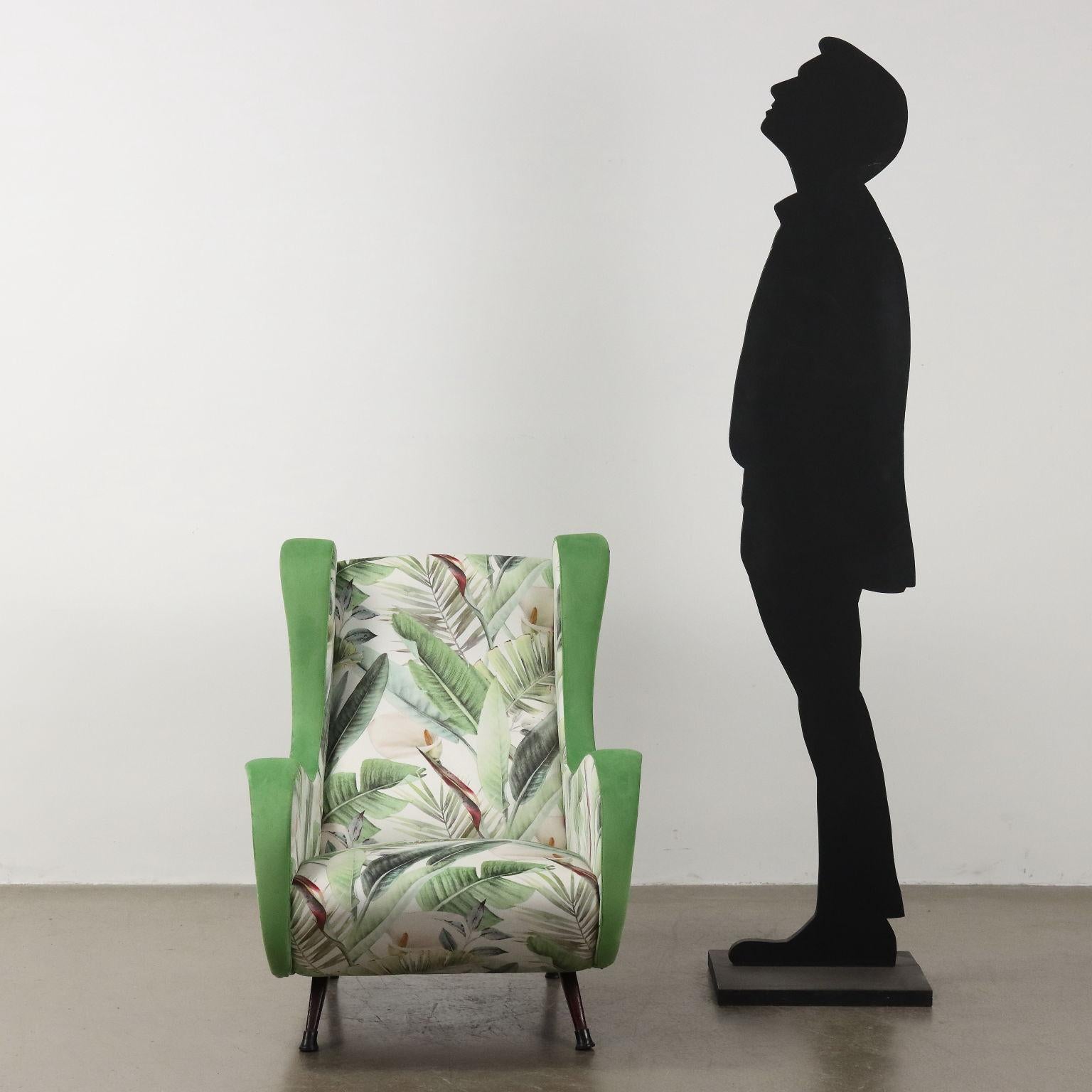 Fauteuil vintage de fabrication italienne avec rembourrage en mousse et revêtement en velours à motifs de jungle.