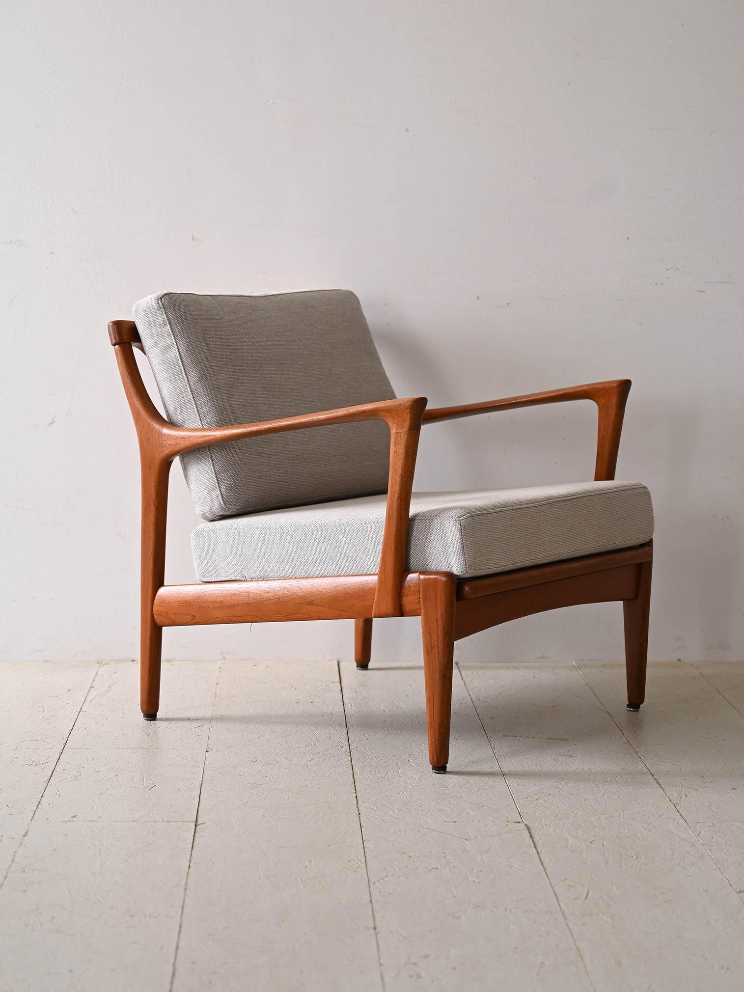 Sillón de los años 50/60 diseñado por Bertil Fridhagen para Bröderna Andersson.
Fabricado con un armazón de teca de alta calidad, este sillón cuenta con un respaldo ligeramente inclinado que promete una experiencia de relajación óptima, mientras que