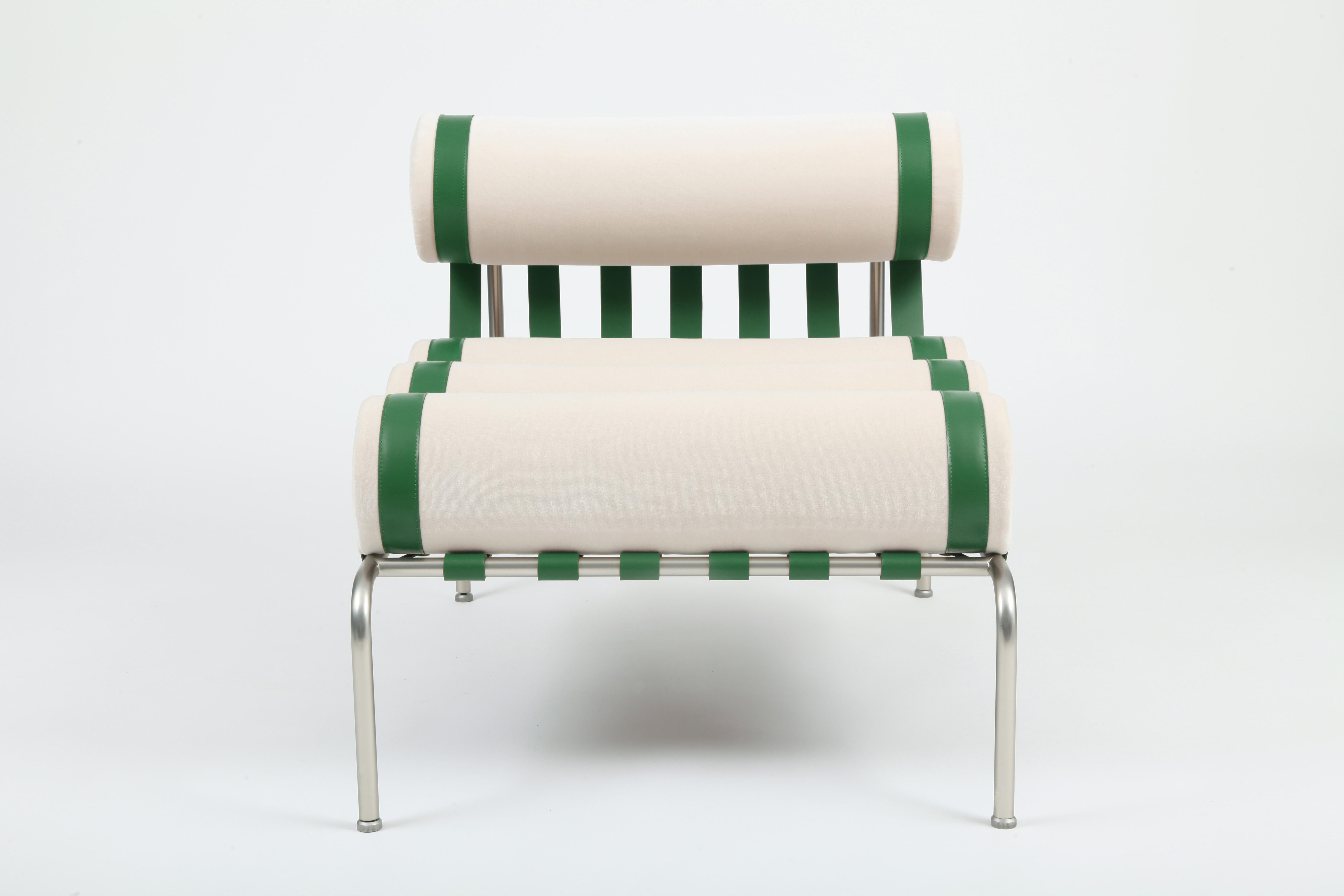 Der Sessel Kylíndo ist ein Lounge-Sessel für den Innenbereich. 
Der niedrige Sitz schafft ein gemütliches und intimes Ambiente. Die feinen Lederbänder sind das Ergebnis eines manuellen Prozesses, der Ästhetik und Halt für die Kissen des
