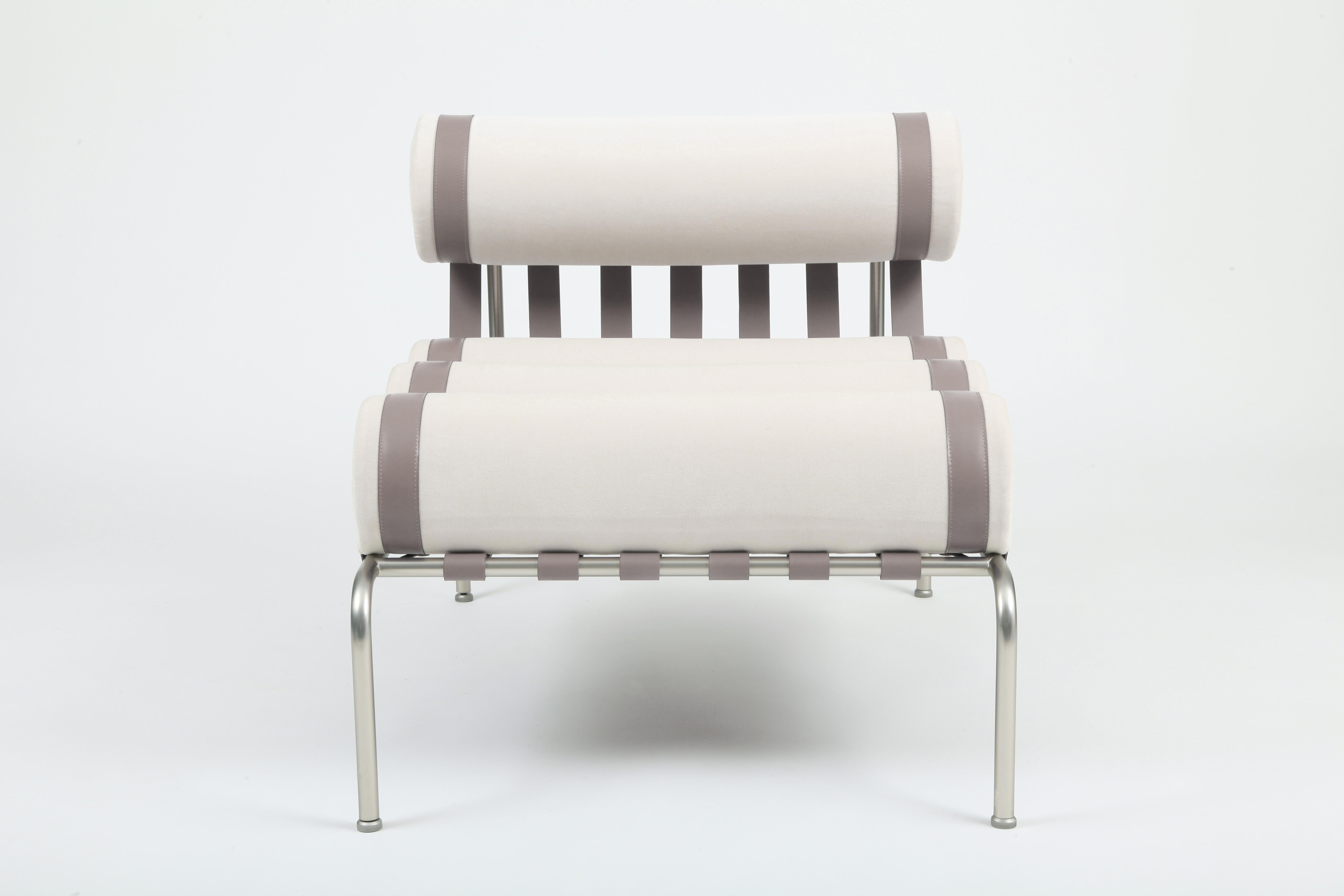 Der Sessel Kylíndo ist ein Lounge-Sessel für den Innenbereich. 
Der niedrige Sitz schafft ein gemütliches und intimes Ambiente. Die feinen Lederbänder sind das Ergebnis eines manuellen Prozesses, der Ästhetik und Halt für die Kissen des