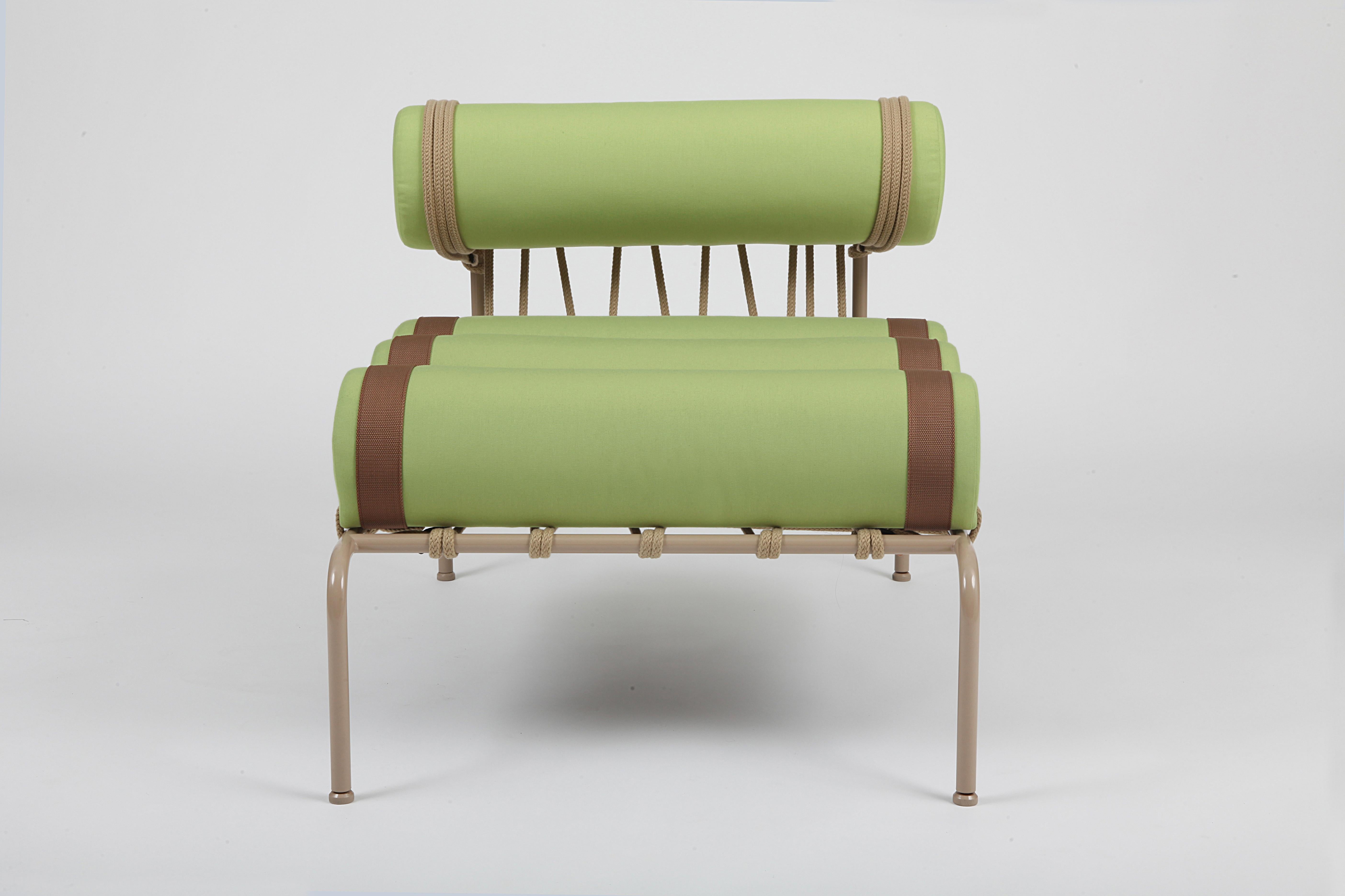 Der Sessel Kylíndo ist eine Sitzgelegenheit für den Außenbereich mit neu durchdachten Proportionen, die aus einem Spiel mit der Extrusion von Zylindern entstanden ist, einer geometrischen Figur, die sich aus der vollständigen Drehung eines Rechtecks