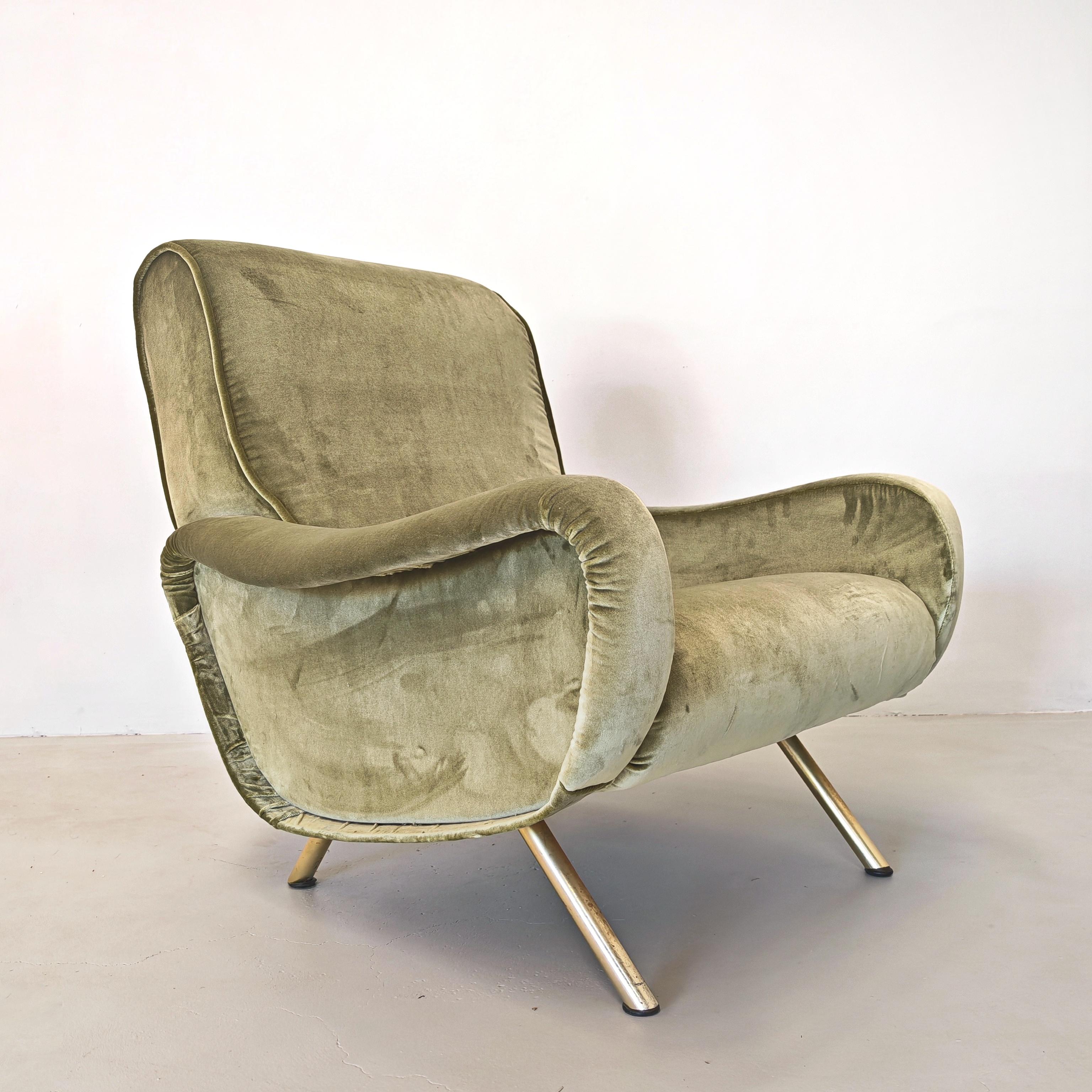 Der Sessel Lady wurde 1951 von Marco Zanuso für Arflex entworfen.
Er ist eine Ikone des Stils und der Innovation und war der erste Sessel, der aus Schaumgummi und elastischen Bändern bestand. Die fließenden, umhüllenden Formen verleihen der Lady