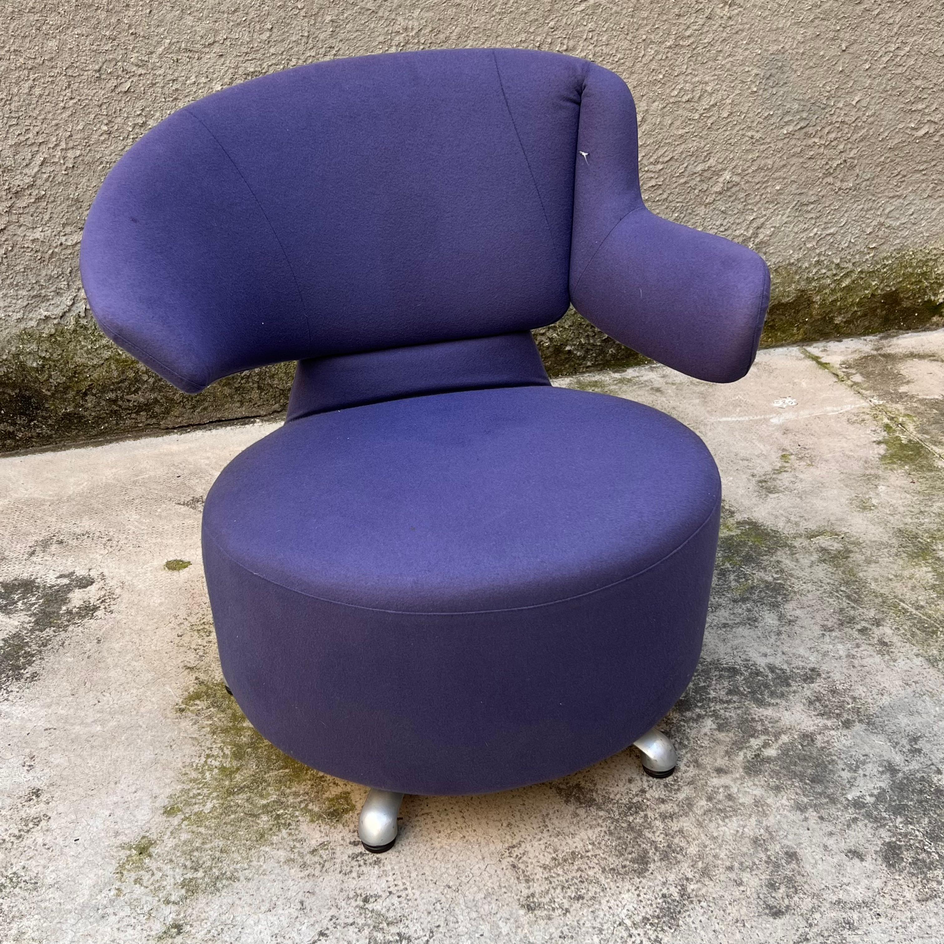 El sillón Canta, diseñado por Toshiyuki Kita para Cassina en 2000, es un ejemplo de diseño innovador y funcional. Este sillón no sólo ofrece una comodidad excepcional, sino que también es una pieza distintiva que añade un toque de originalidad a