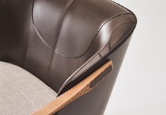 Lounge-Sessel aus Holz mit Rückenlehne aus Leder und Sitzfläche aus Stoff oder Leder