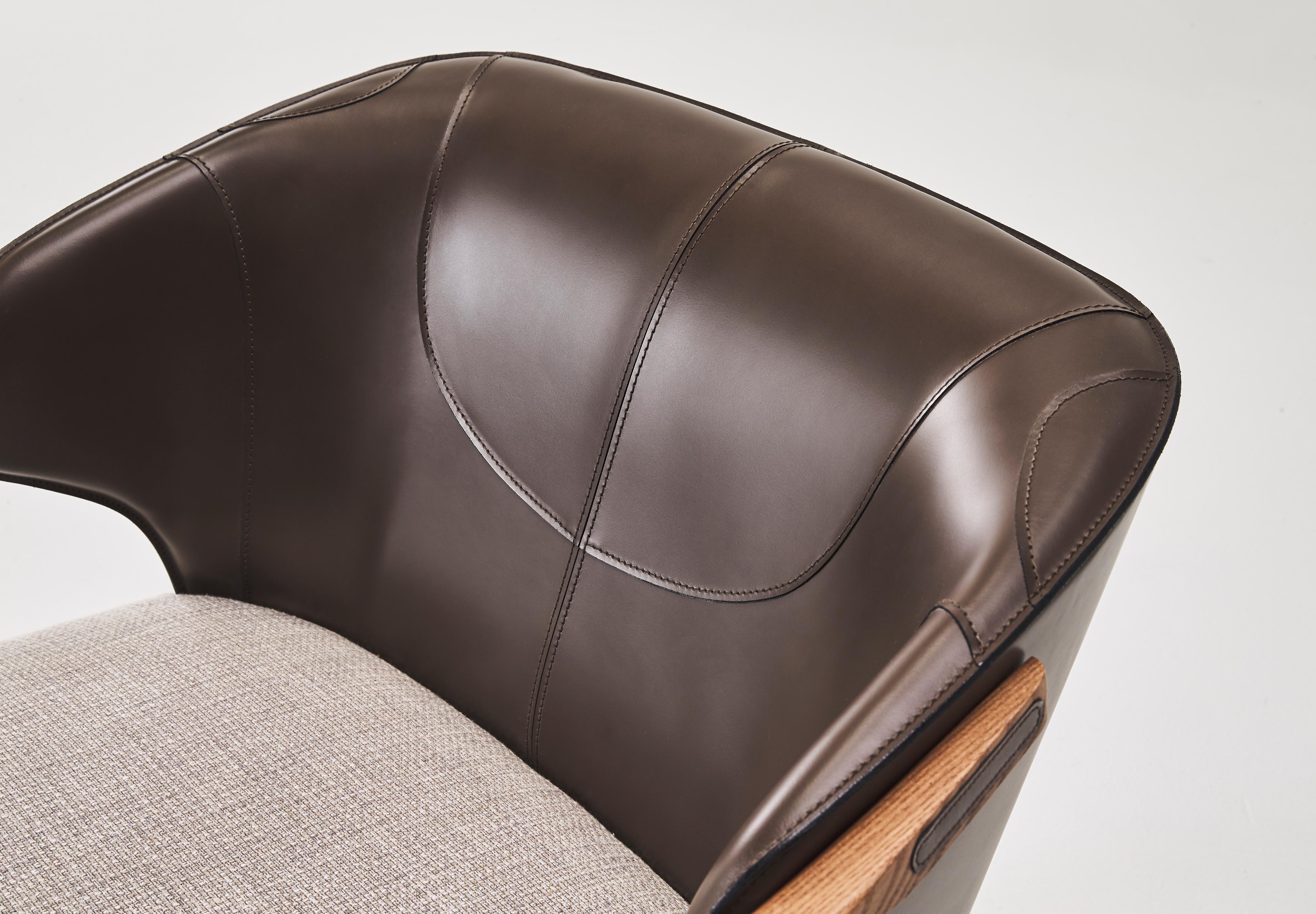 Lounge-Sessel aus Holz mit Rückenlehne aus Leder und Sitzfläche aus Stoff oder Leder (Moderne) im Angebot