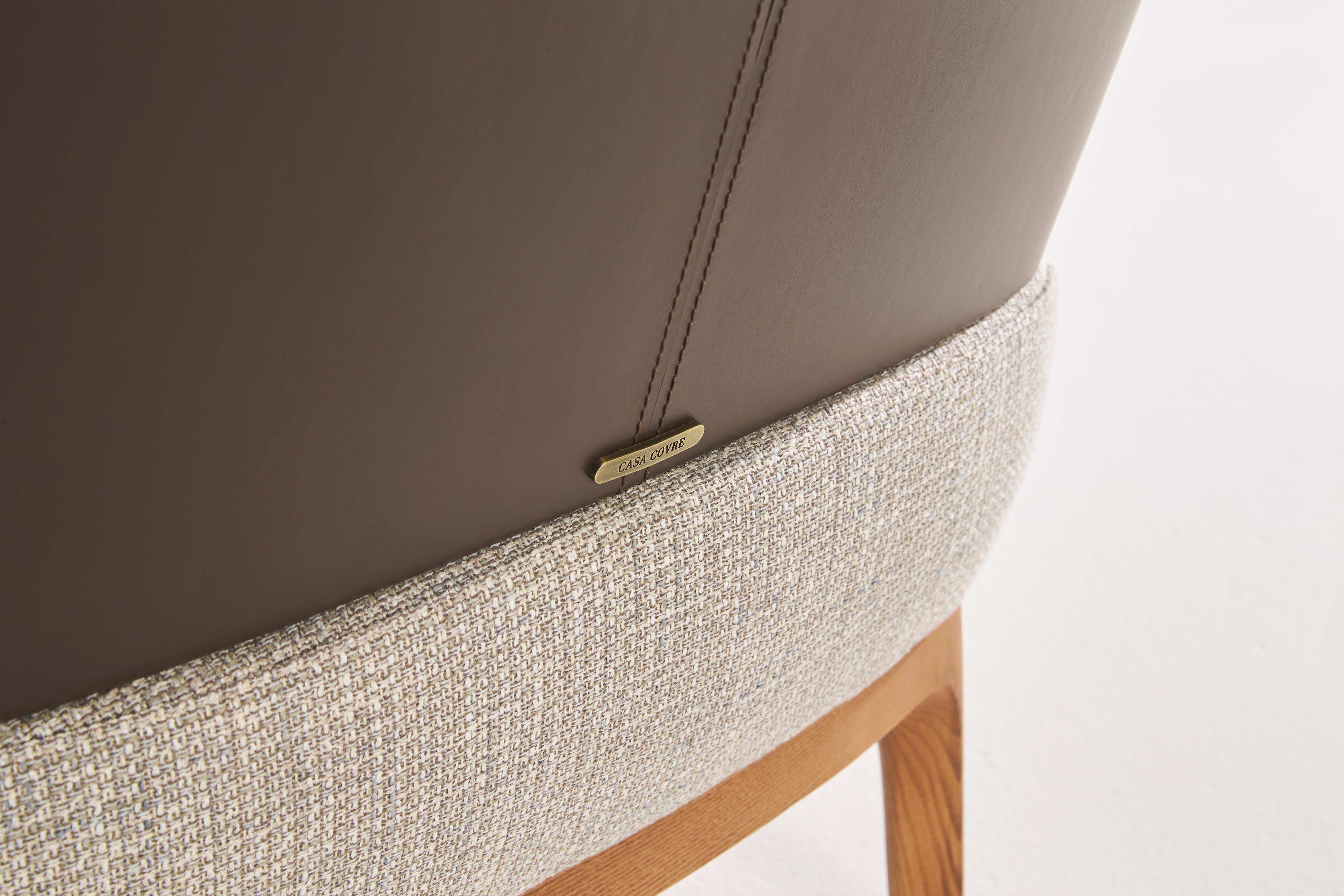 Lounge-Sessel aus Holz mit Rückenlehne aus Leder und Sitzfläche aus Stoff oder Leder (Italian) im Angebot