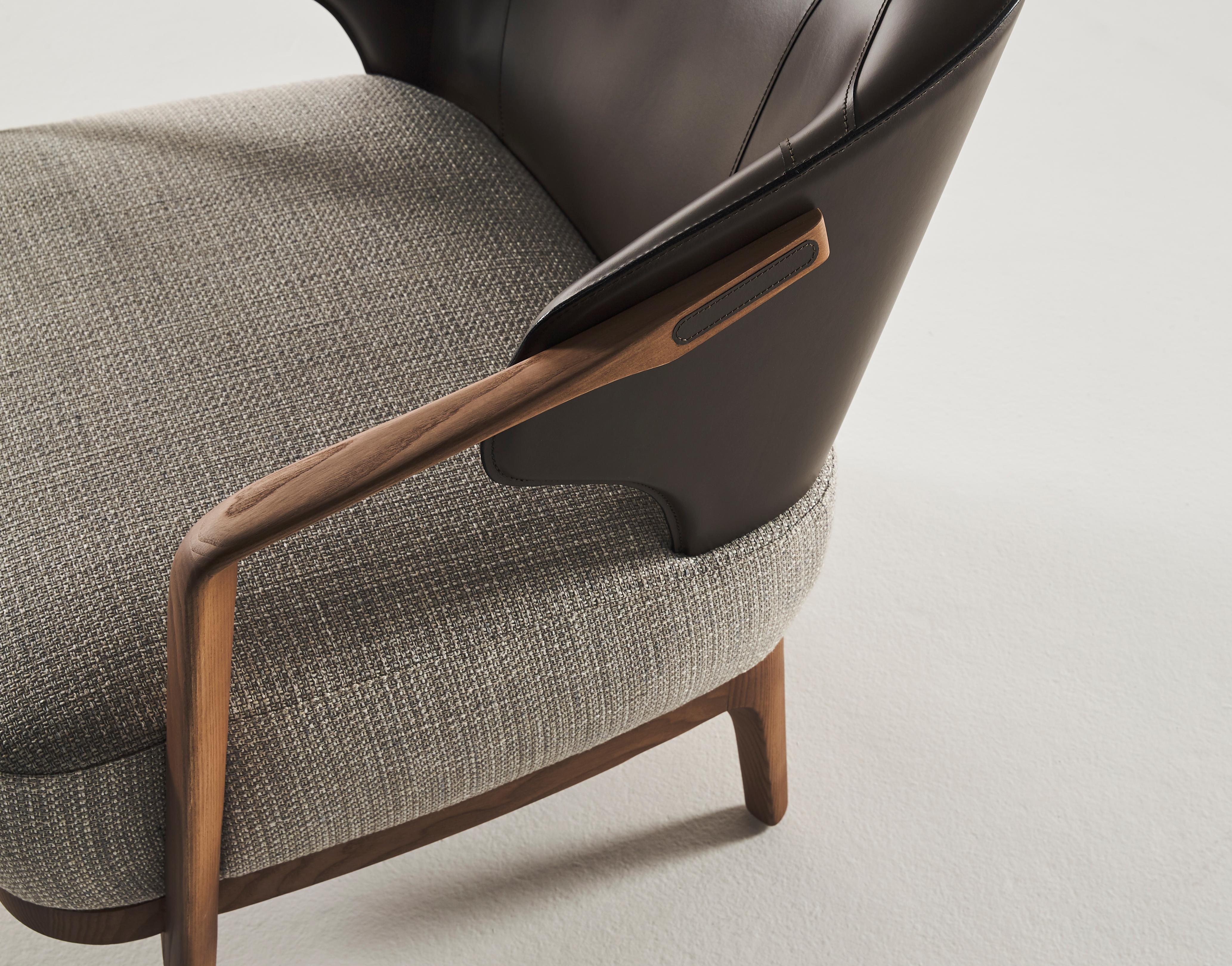 Lounge-Sessel aus Holz mit Rückenlehne aus Leder und Sitzfläche aus Stoff oder Leder (Handgefertigt) im Angebot