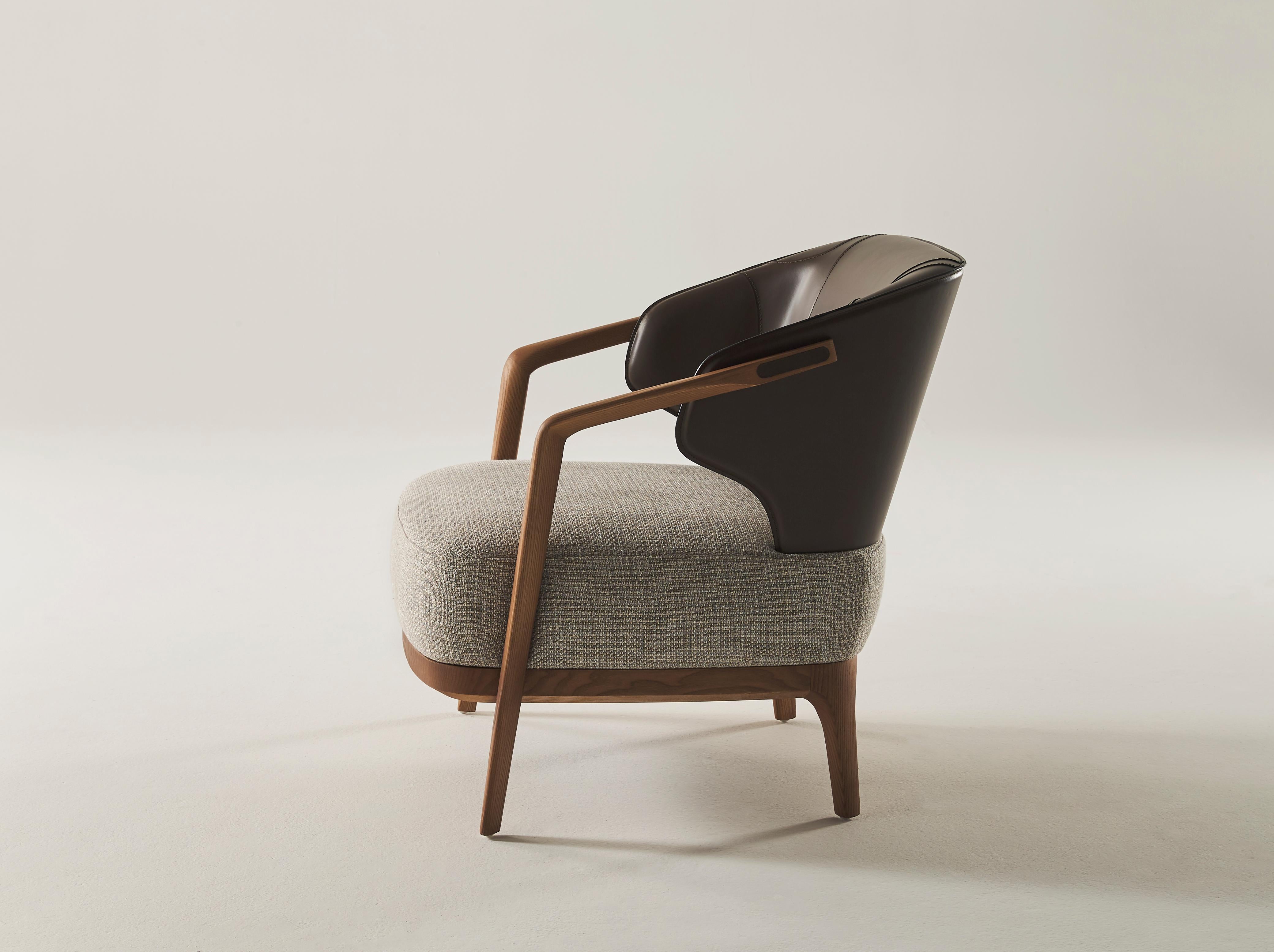 Lounge-Sessel aus Holz mit Rückenlehne aus Leder und Sitzfläche aus Stoff oder Leder im Zustand „Neu“ im Angebot in Seregno, IT