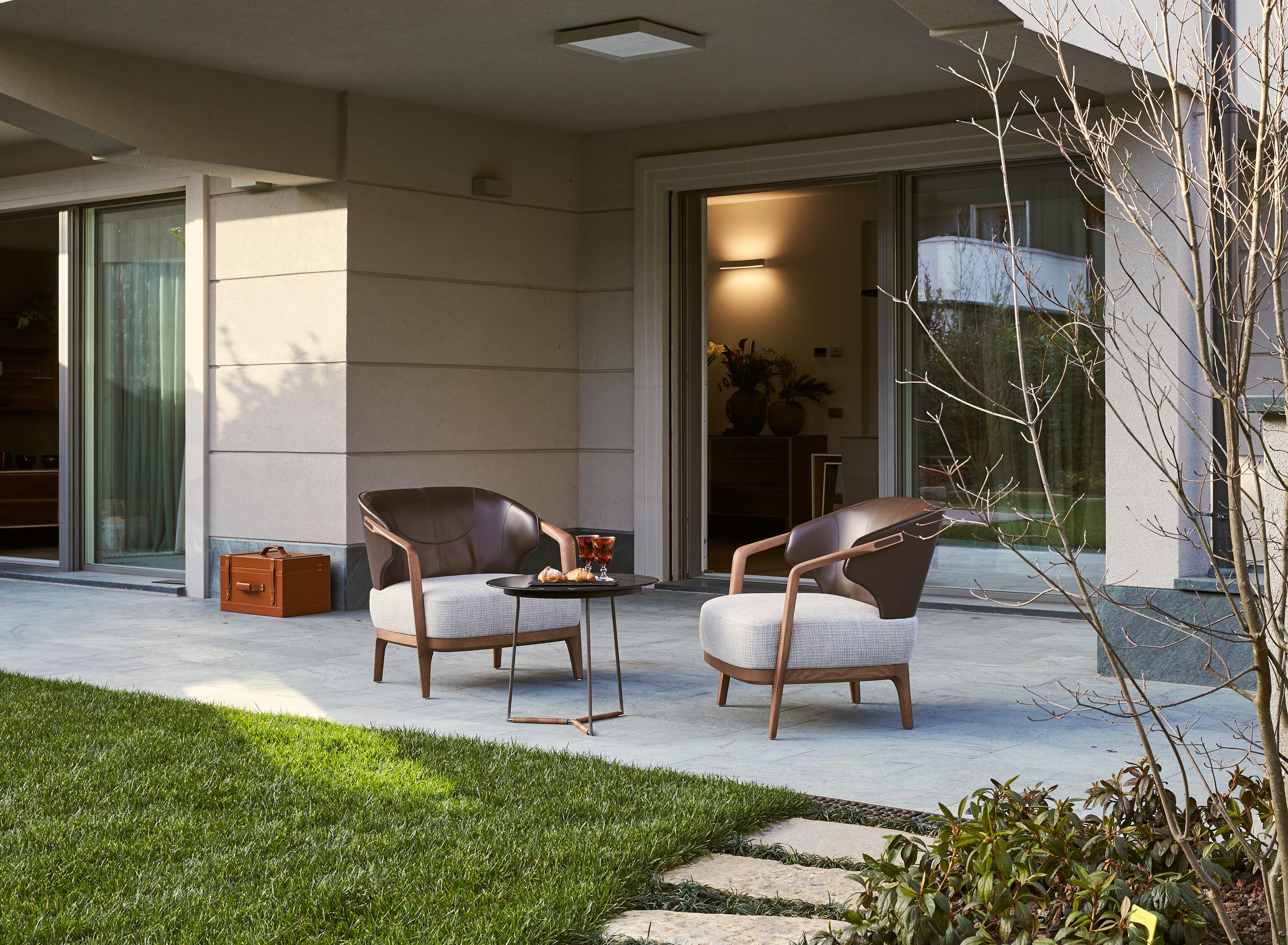 Lounge-Sessel aus Holz mit Rückenlehne aus Leder und Sitzfläche aus Stoff oder Leder (Zeitgenössisch) im Angebot