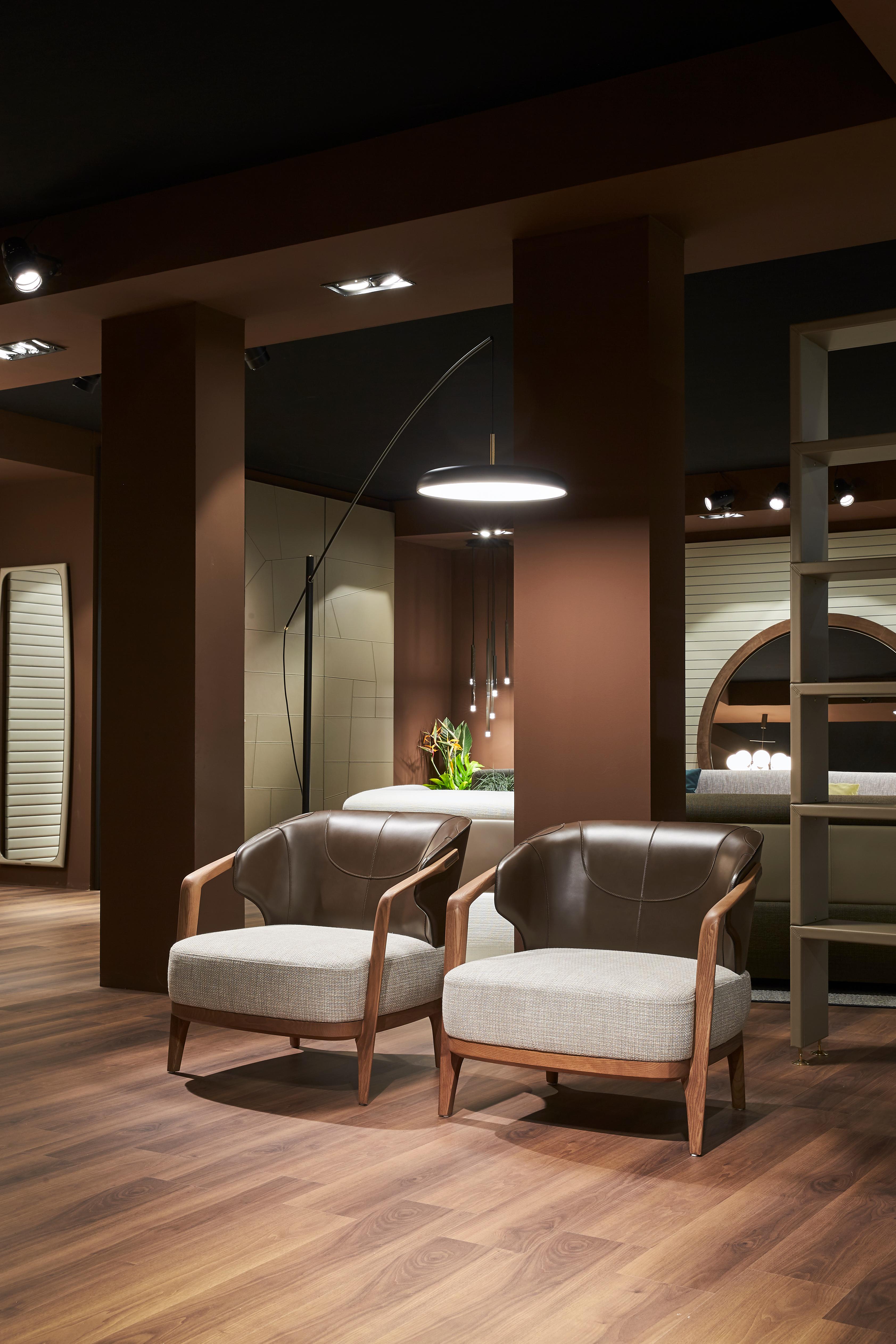 Lounge-Sessel aus Holz mit Rückenlehne aus Leder und Sitzfläche aus Stoff oder Leder im Angebot 1