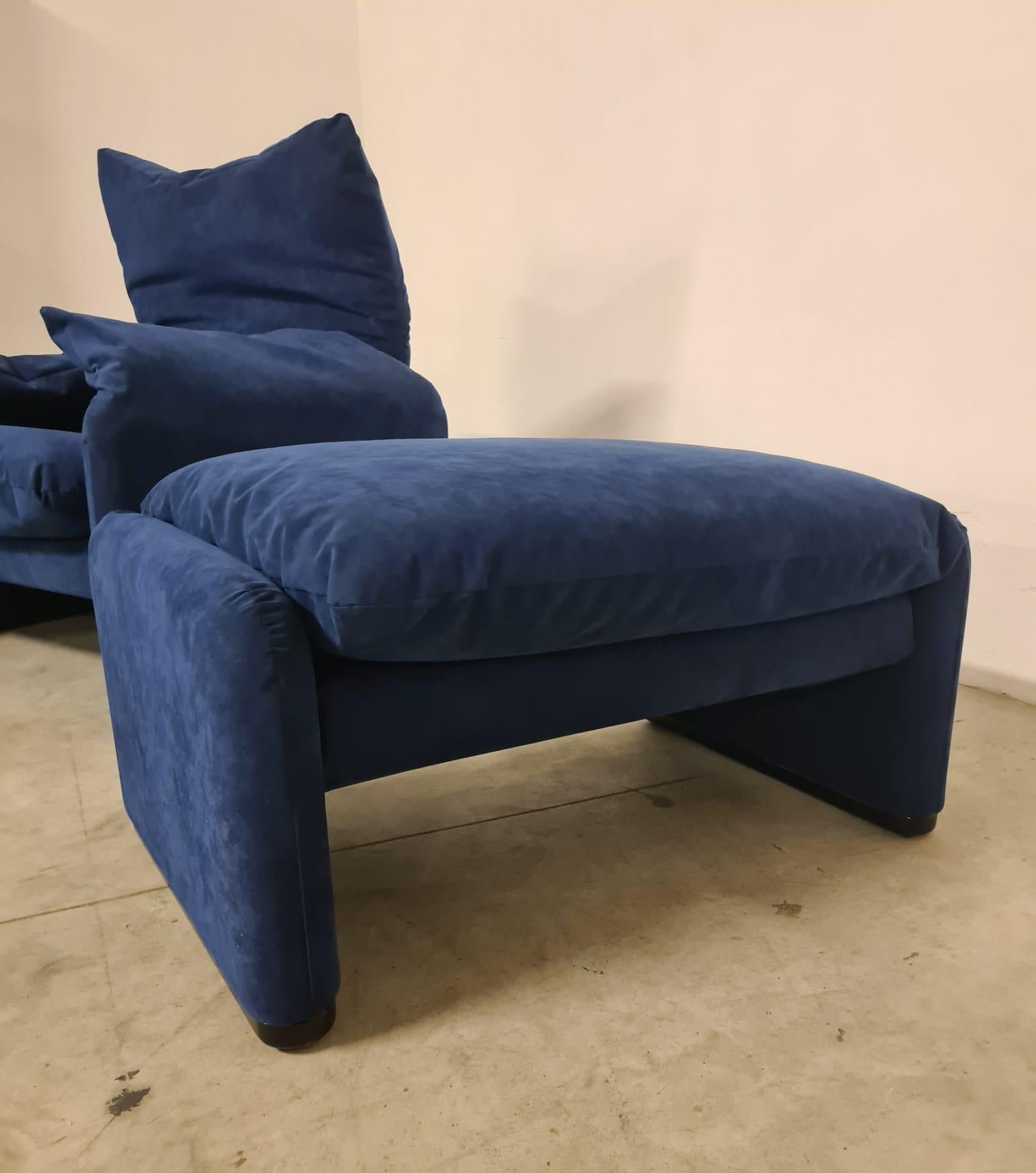 Maralunga Sessel und Hocker von Vico Magistretti für Cassina.

Die elegante und zeitlose Maralunga ist vielleicht eine der bekanntesten Cassina-Serien der Welt.

Heute eine Ikone des italienischen Designs.

Entworfen 1973 von dem Mailänder