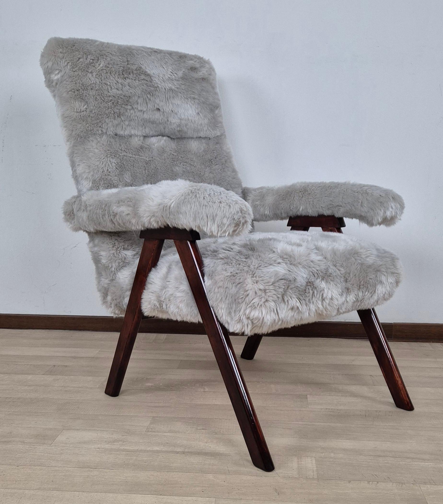 Reclining armchair (attributable to the Cantoni Company) from the 50s in rosewood stain with new fabric and upholstery.
Very light armchair and at the same time with its three very comfortable seating positions.
Restored with shellac and in