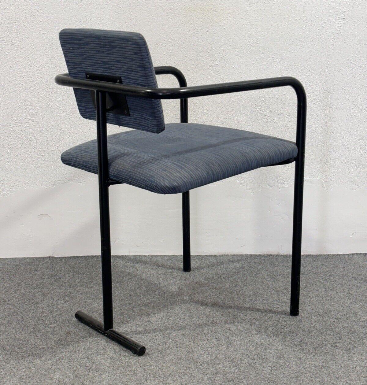 Fauteuil minimaliste au design moderne des années 1980.

Structure métallique entièrement peinte en noir, assise et dossier recouverts de tissu, l'article est en bon état de conservation, il n'y a pas de défauts esthétiques ou structurels majeurs à