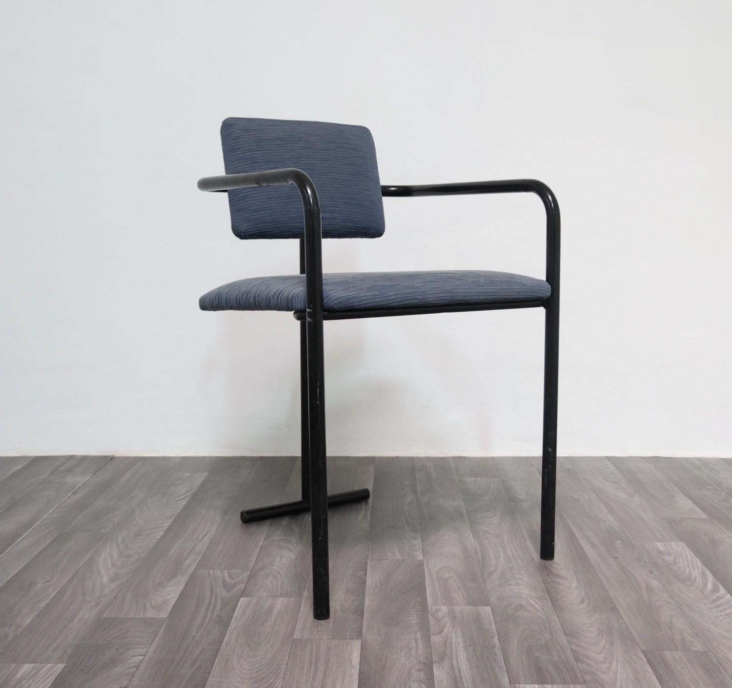 Poltrona Minimalista In Chiave Postmoderna Design Modernariato 1980's.

Struttura interamente in metallo verniciato di colore nero, seduta e schienale rivestite in tessuto, l'articolo è in buone condizioni conservative, non vi è alcun difetto