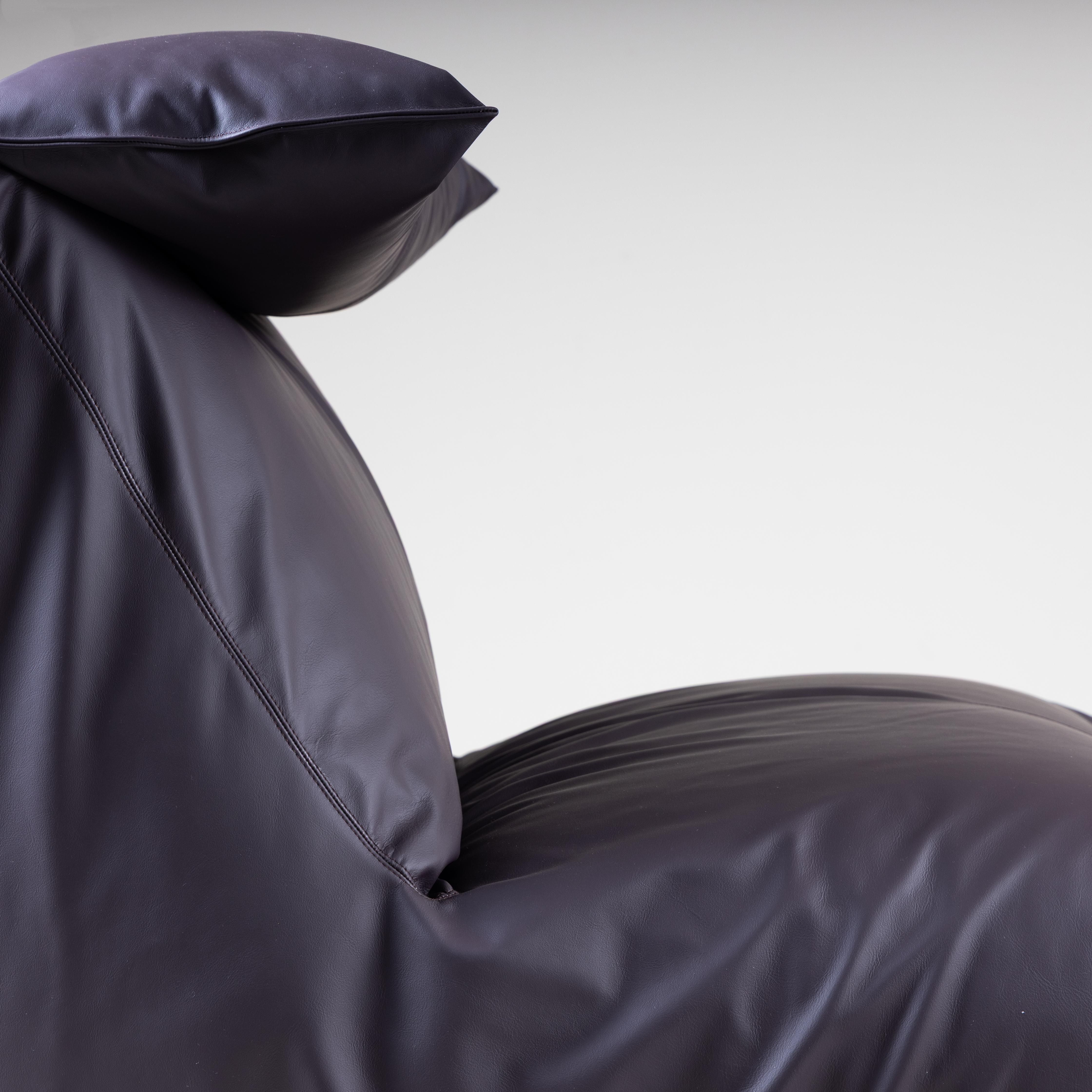Fauteuil mod. Le Bambole, Mario Bellini, B&B Italia, 1972 Recouvrement en cuir violet, cadre rembourré. Bon état général, patine d'origine. Provenance : maison privée.