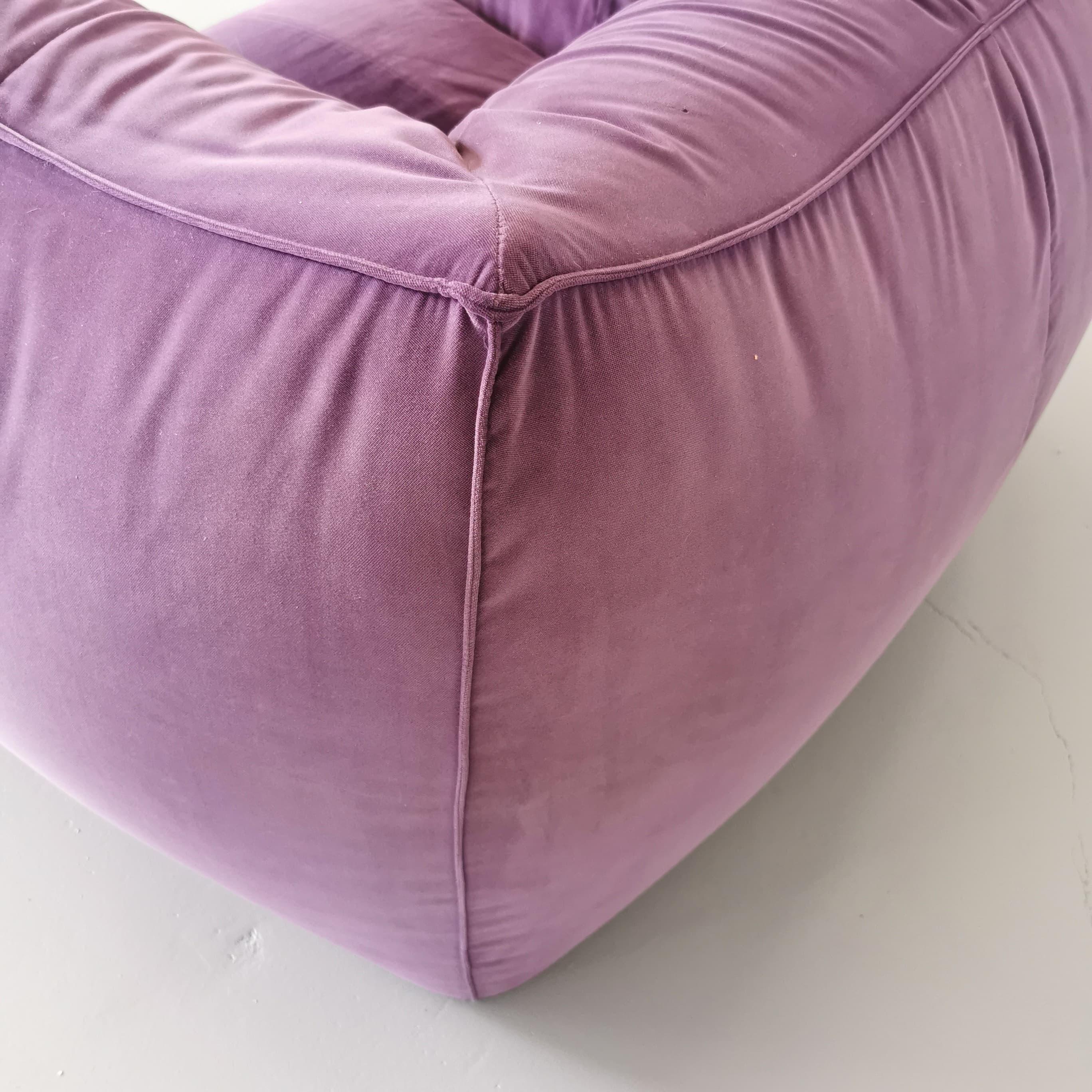 Le Bambole is a project created in 1972 by designer Mario Bellini for B&B Italia (then known as C&B). 
This is a collection of revolutionary upholstered items, which appear as a series of large cushions characterized by softness, roundness, harmony