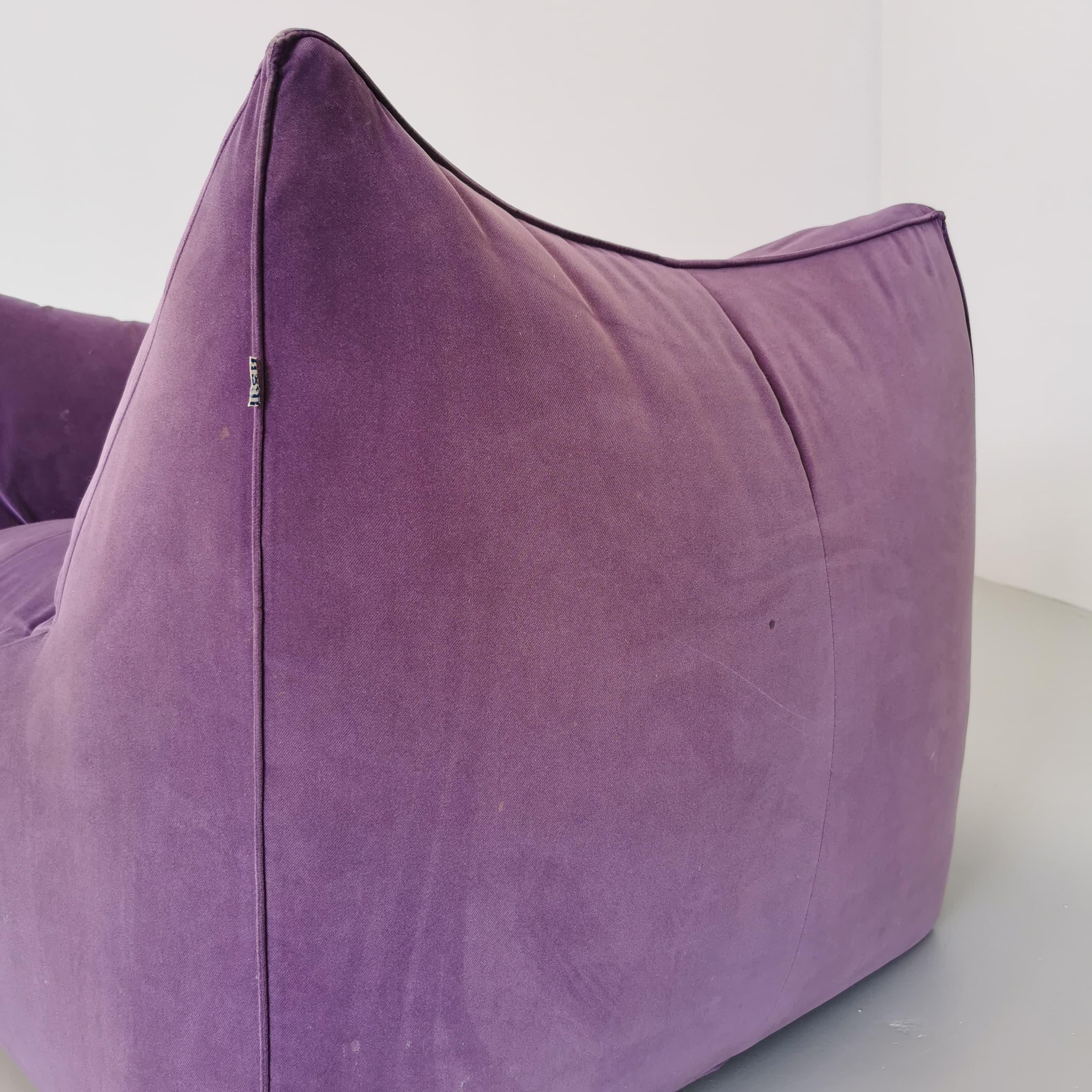 armchair model Bambole by Mario Bellini for B&B purple velvet In Good Condition For Sale In Milano, MI