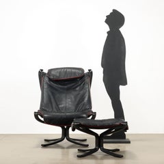 Poltrona Modello 'Viking' produzione Frau anni 80 con poggiapiedi