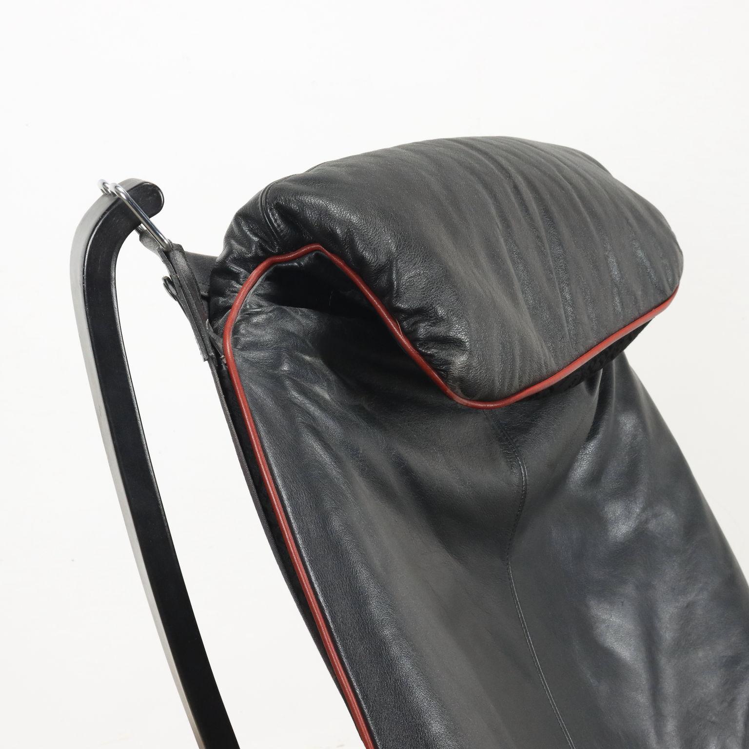 Italian Poltrona Modello 'Viking' produzione Frau anni 80 con poggiapiedi For Sale