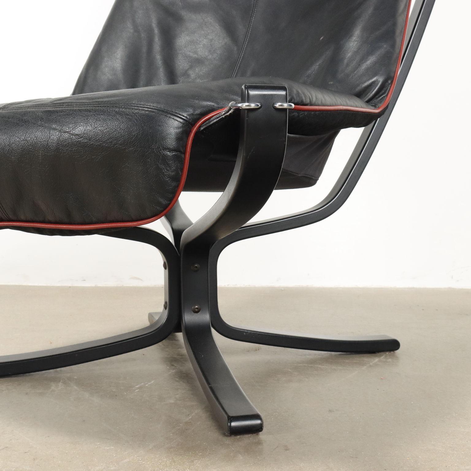 Late 20th Century Poltrona Modello 'Viking' produzione Frau anni 80 con poggiapiedi For Sale