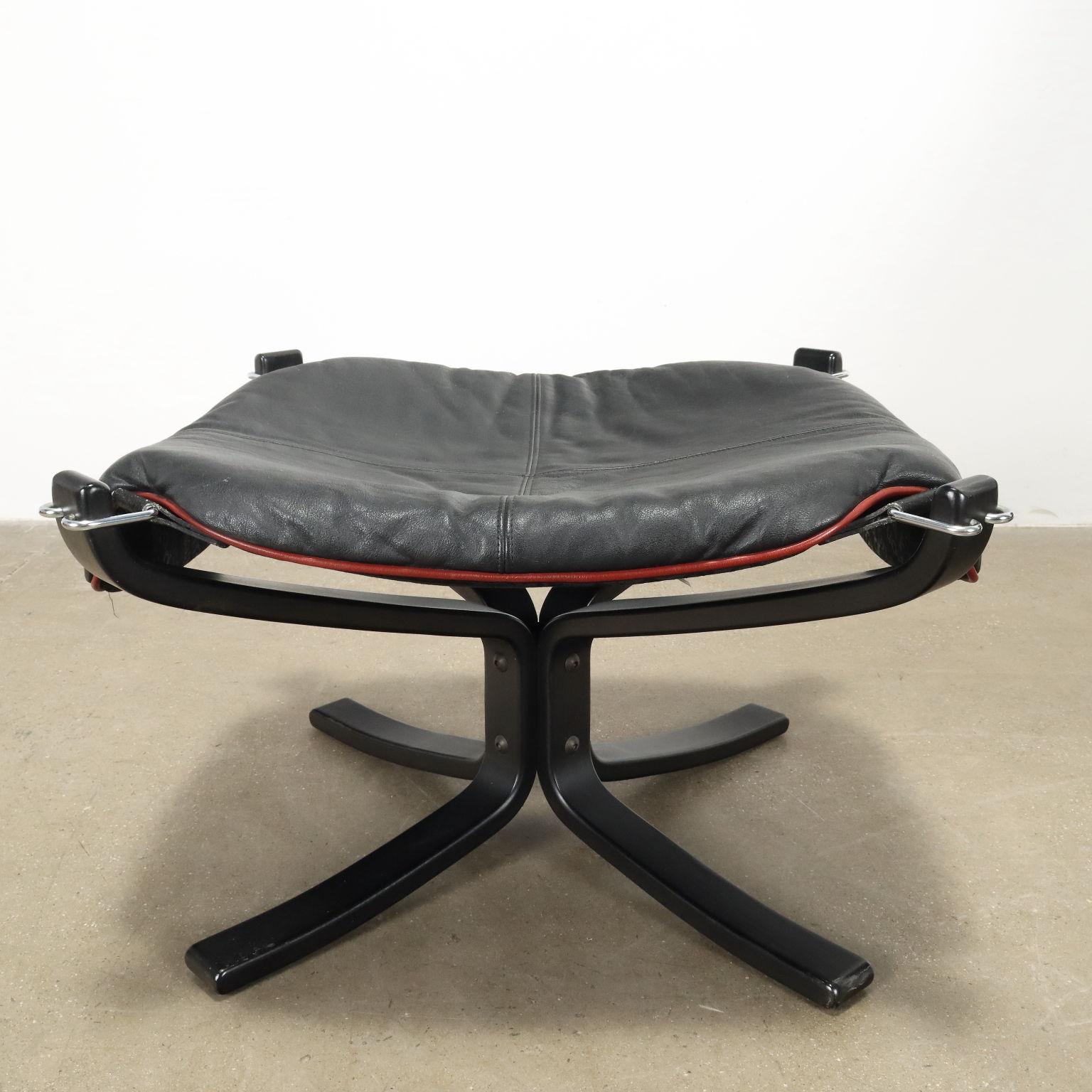 Leather Poltrona Modello 'Viking' produzione Frau anni 80 con poggiapiedi For Sale